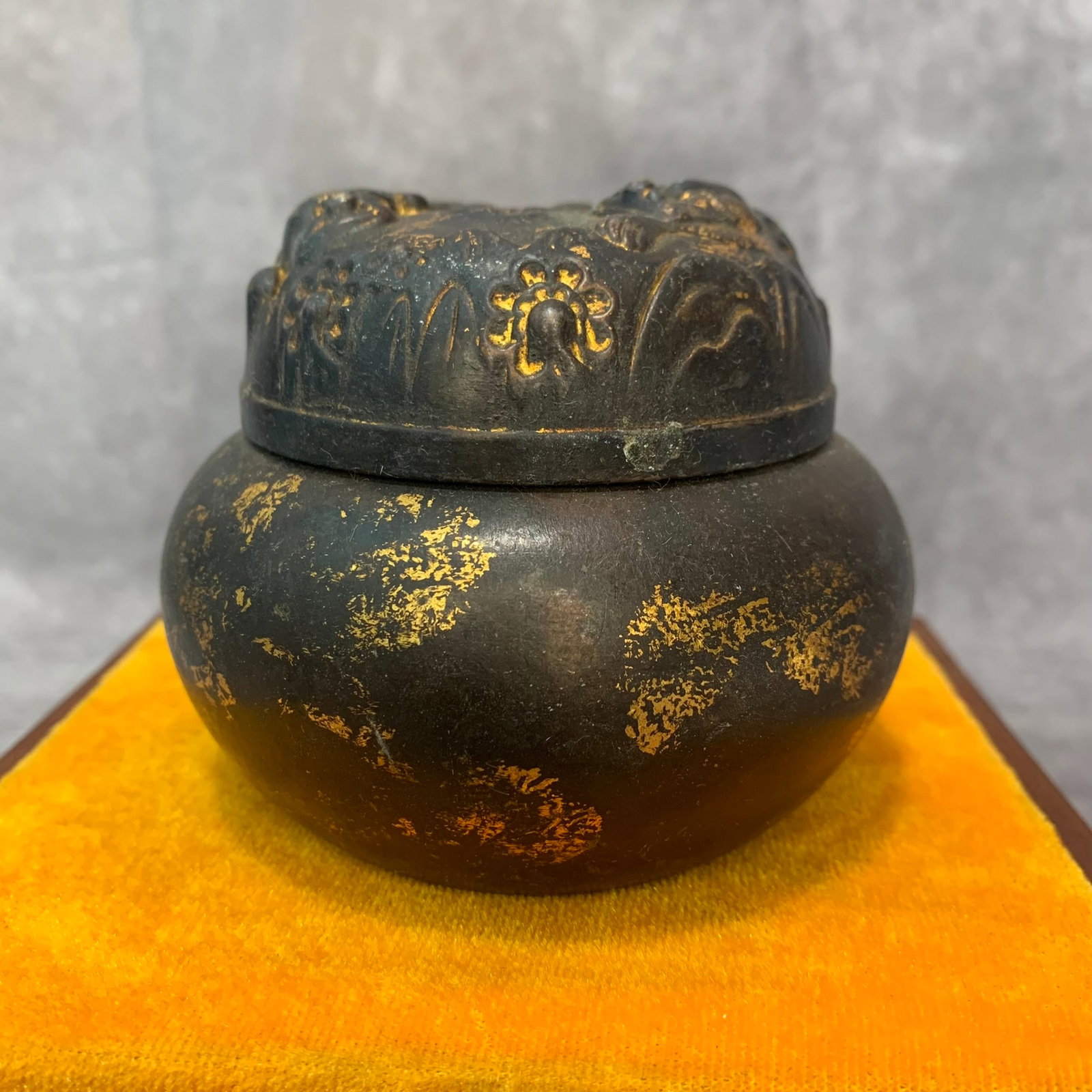 A FINE SMALL ROUND BRONZE INCENSE BURNER: 20th Century; High: 3.2 inch; Diameter: 3.9 inch; Woodbase for picture and display only