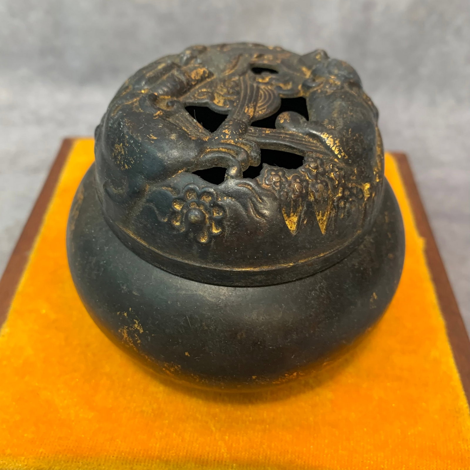 A FINE SMALL ROUND BRONZE INCENSE BURNER - 2