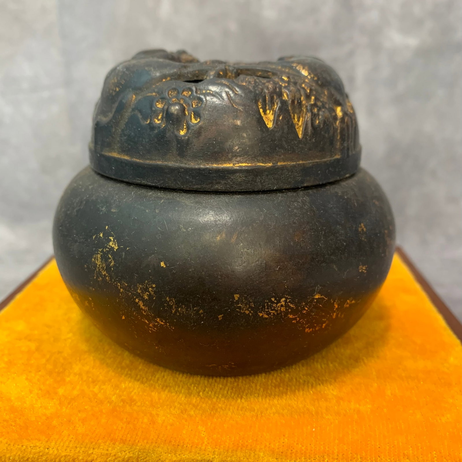 A FINE SMALL ROUND BRONZE INCENSE BURNER - 3