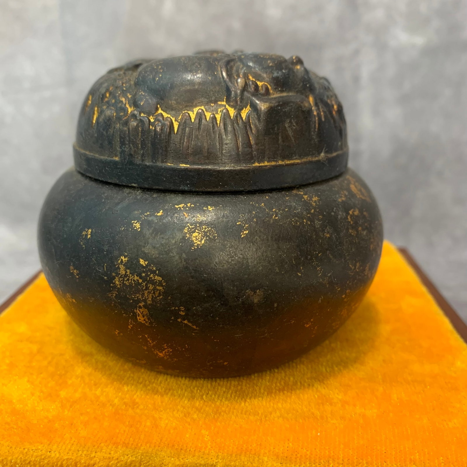 A FINE SMALL ROUND BRONZE INCENSE BURNER - 4