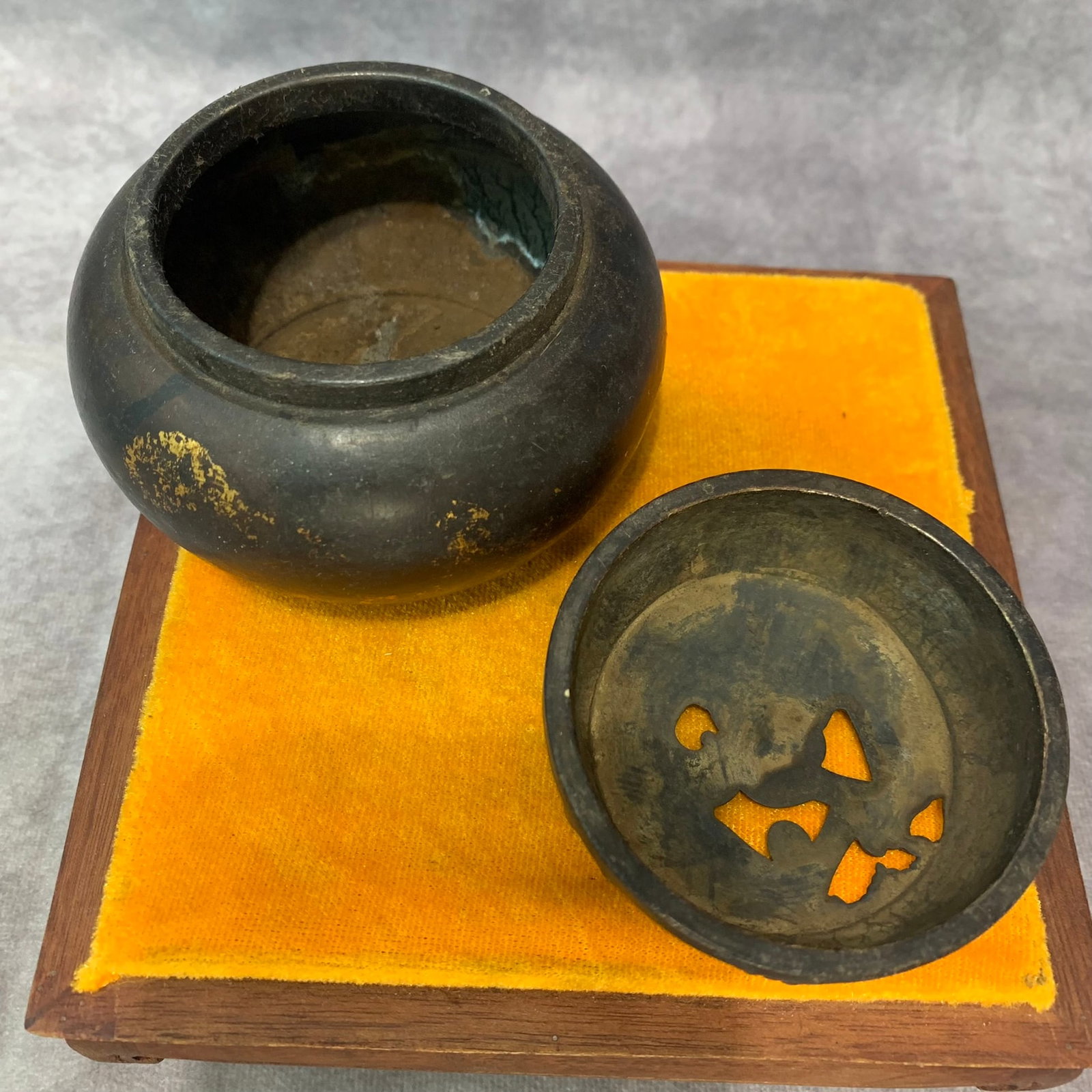 A FINE SMALL ROUND BRONZE INCENSE BURNER - 6