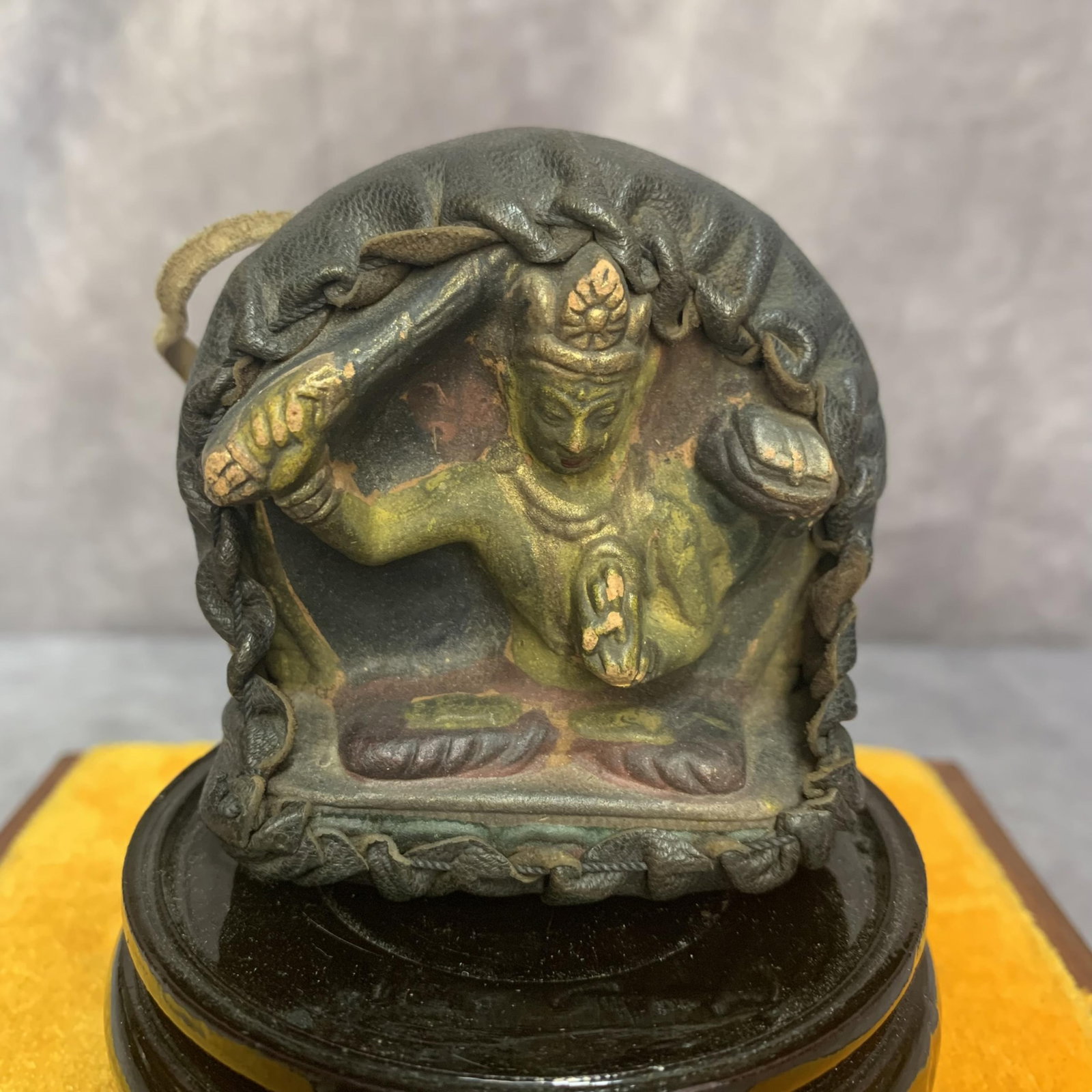 A FINE TIBETAN BUDDHISM PENDANT: Modern; High: 2.7 inch; Width: 2.6 inch; Long: 1.0 inch; Woodbase for picture and display only