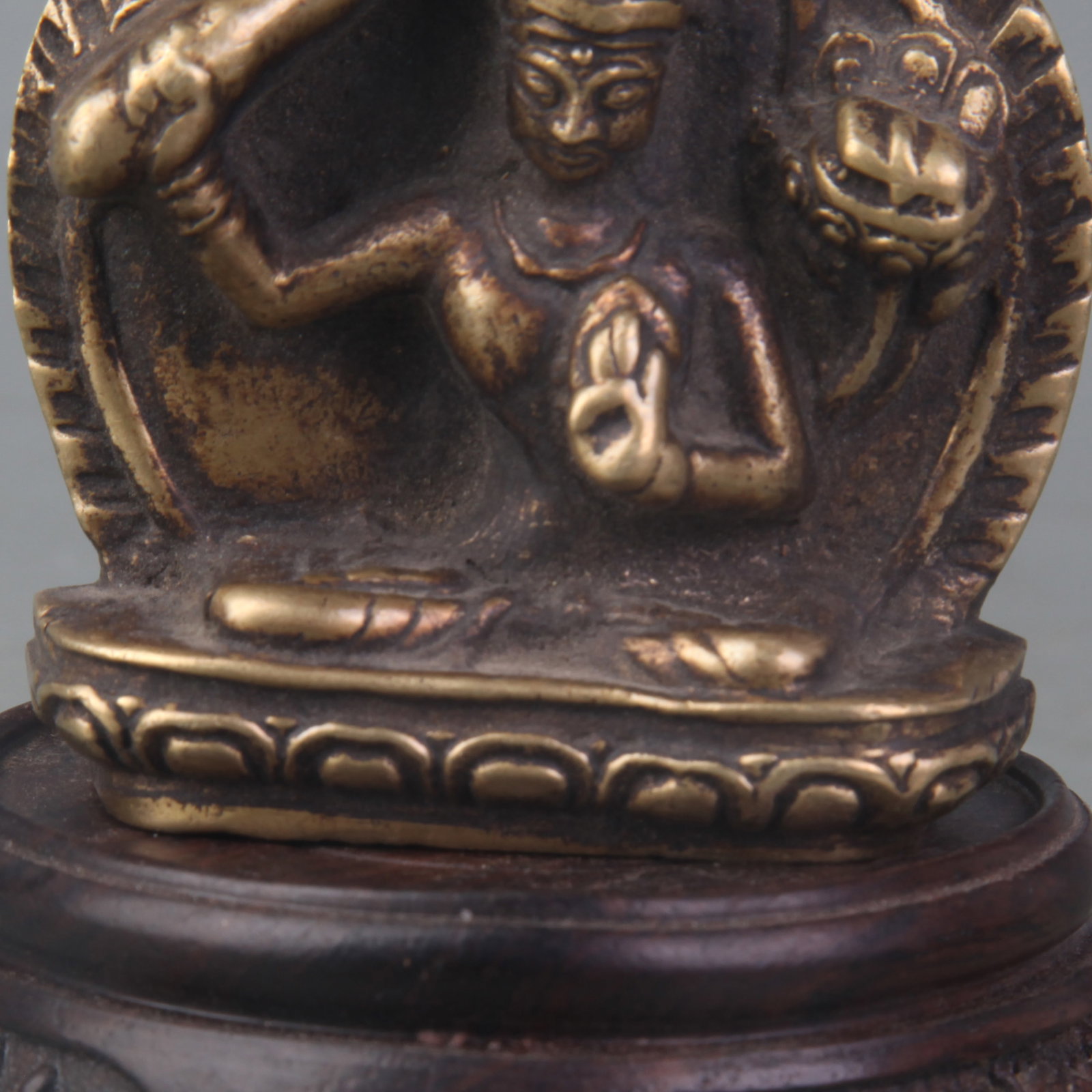 A SMALL TIBETAN BUDDHIST FIGURE - 3