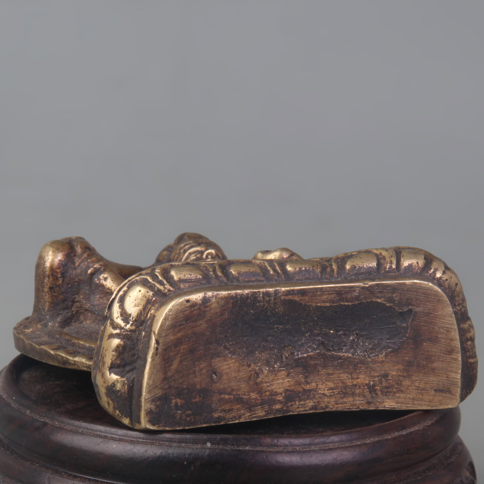 A SMALL TIBETAN BUDDHIST FIGURE - 5