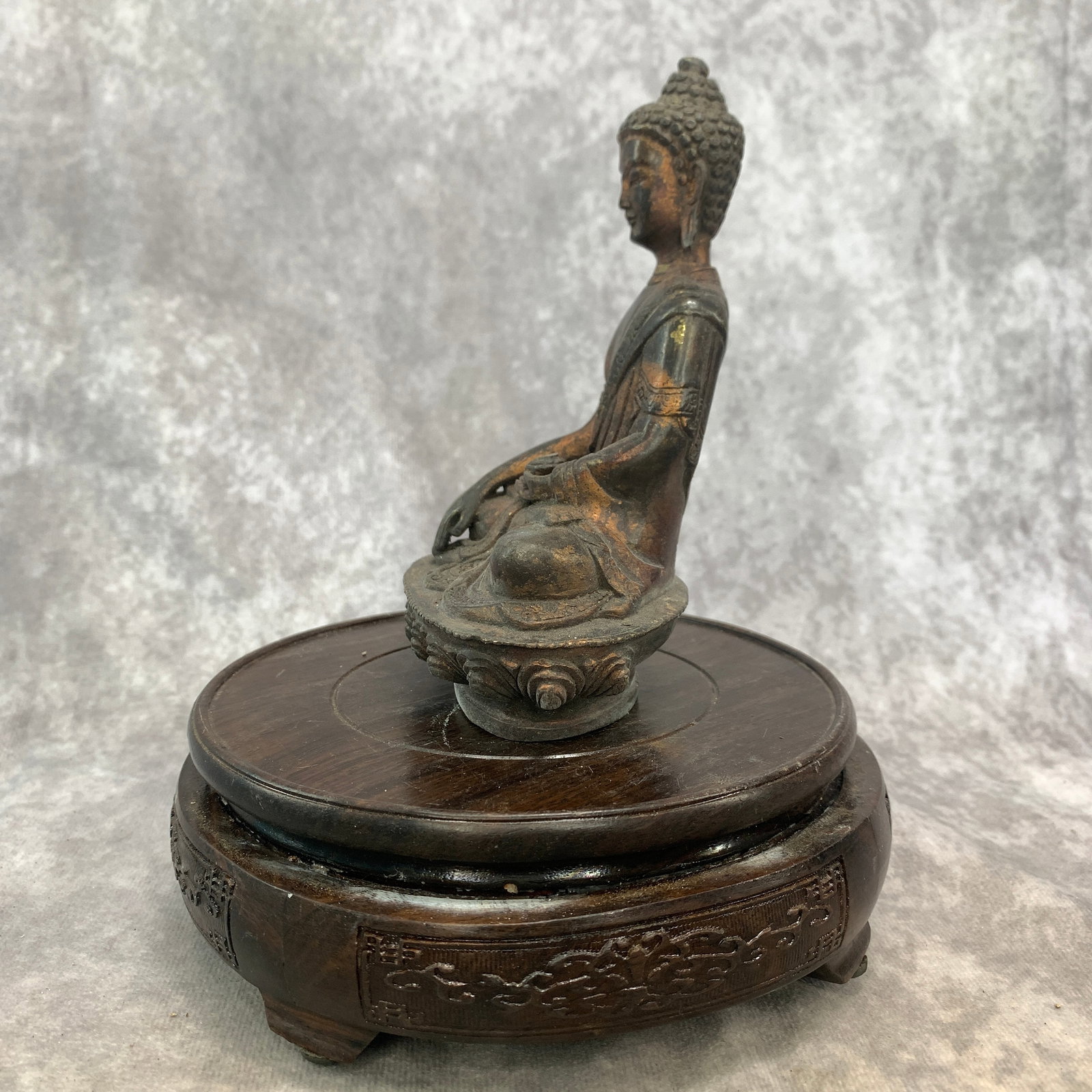 A SMALL BRONZE SHAKYAMUNI BUDDHA STATUE - 2