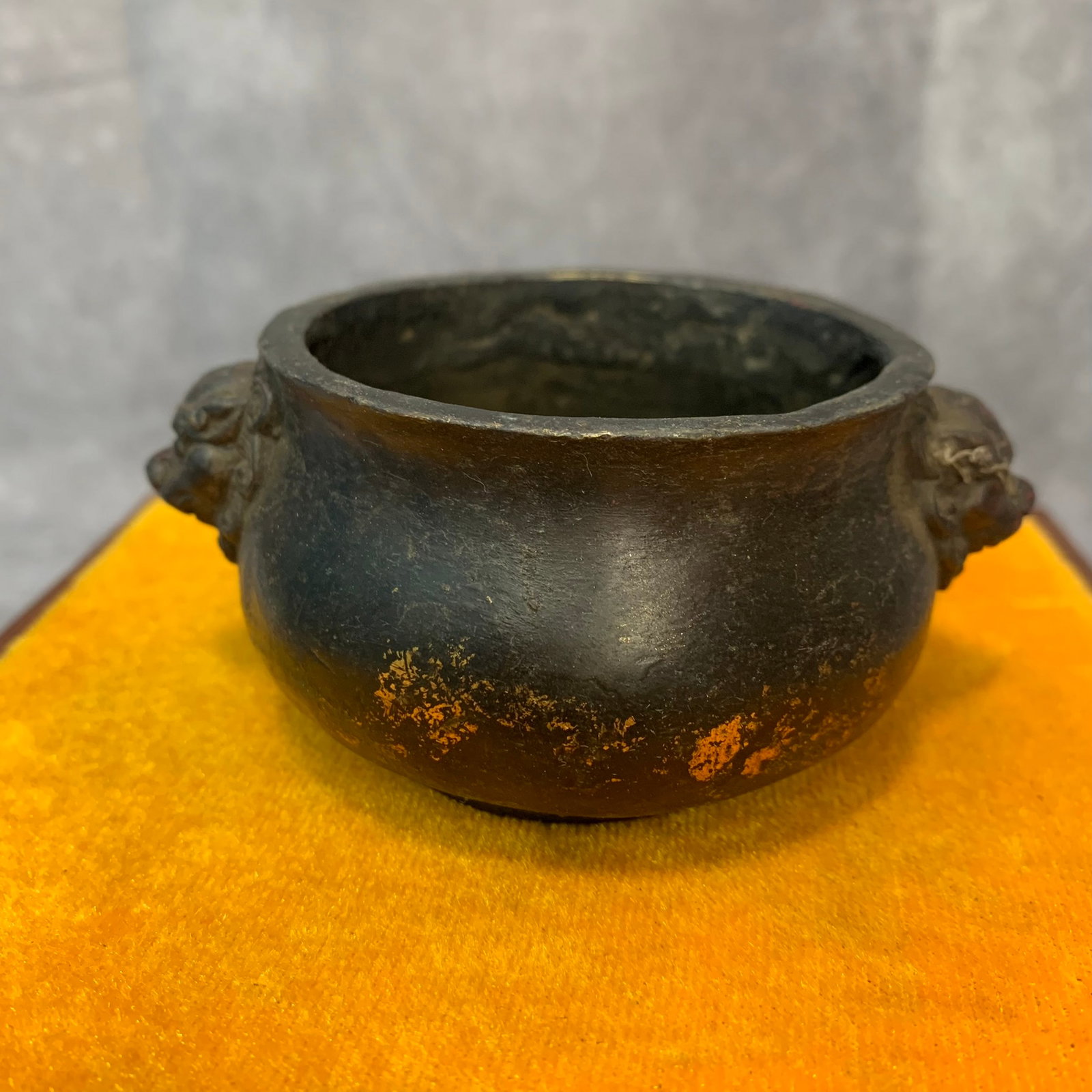 A FINE DOUBLE LION EAR ROUND INCENSE BURNER: Qing Dynasty; High: 1.7 inch; Diameter: 2.9 inch; Woodbase for picture and display only