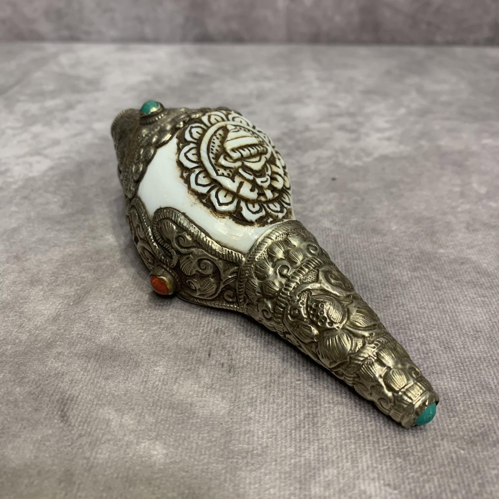 A FINELY CARVED TIBETAN BUDDHISM CONCH: Qing Dynasty; High: 2.0 inch; Width: 2.2 inch; Long: 5.4 inch; Woodbase for picture and display only