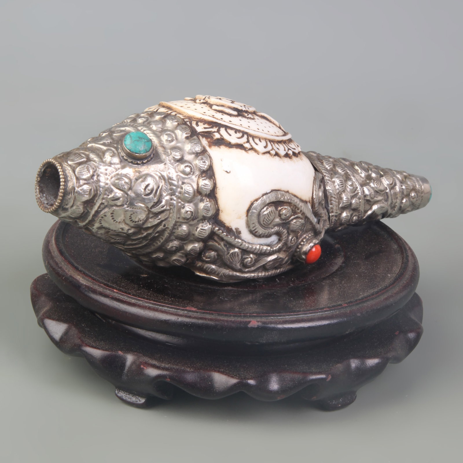 A TIBETAN BUDDHIST RITUAL CONCH SHELL: Qing Dynasty; Long: 6.5 inch; Width: 2.5 inch; Woodbase for picture and display only