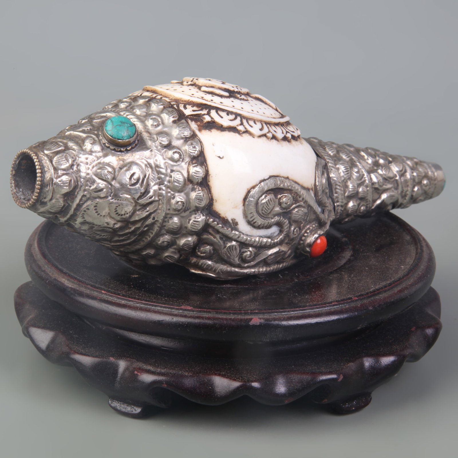 A TIBETAN BUDDHIST RITUAL CONCH SHELL - 2