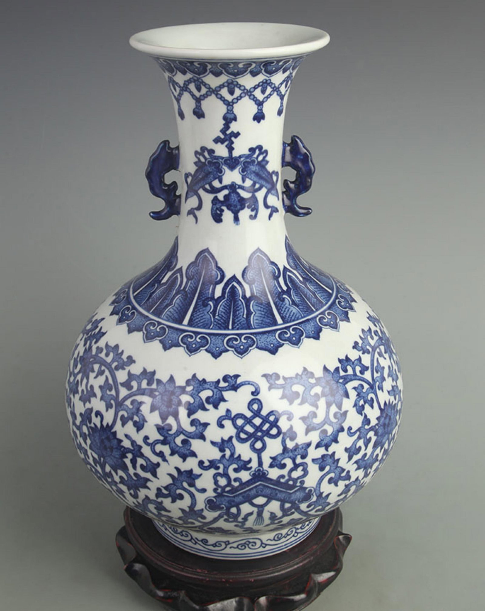 A FINE BLUE AND WHITE PATTERN DOUBLE EAR PORCELAIN VASE: Qing Dynasty Qian Long Period; High: 13.5 inch; Width: 8.00 inch; Woodbase for picture and display only