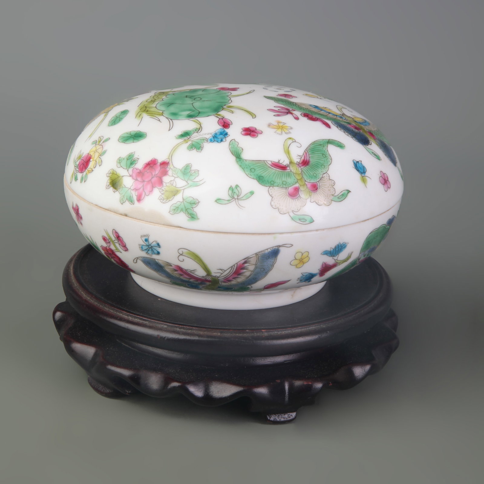 A FAMILLE ROSE COVERED BOX WITH BIRD AND FLOWER DECORATION: Qing Dynasty Guang Xu Period; Diameter: 5.0 inch; High: 2.4 inch; Woodbase for picture and display only