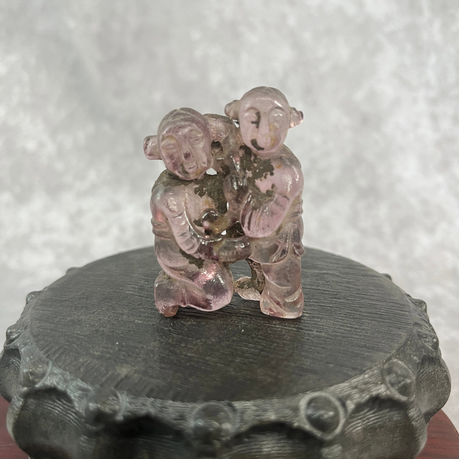 A FINE PURPLE QUARTZ BOY PLAYING FIGURE: Modern; Long: 2 inch; Width:1.38 inch; Heigh: 0.6 inch; Woodbase for picture and display only