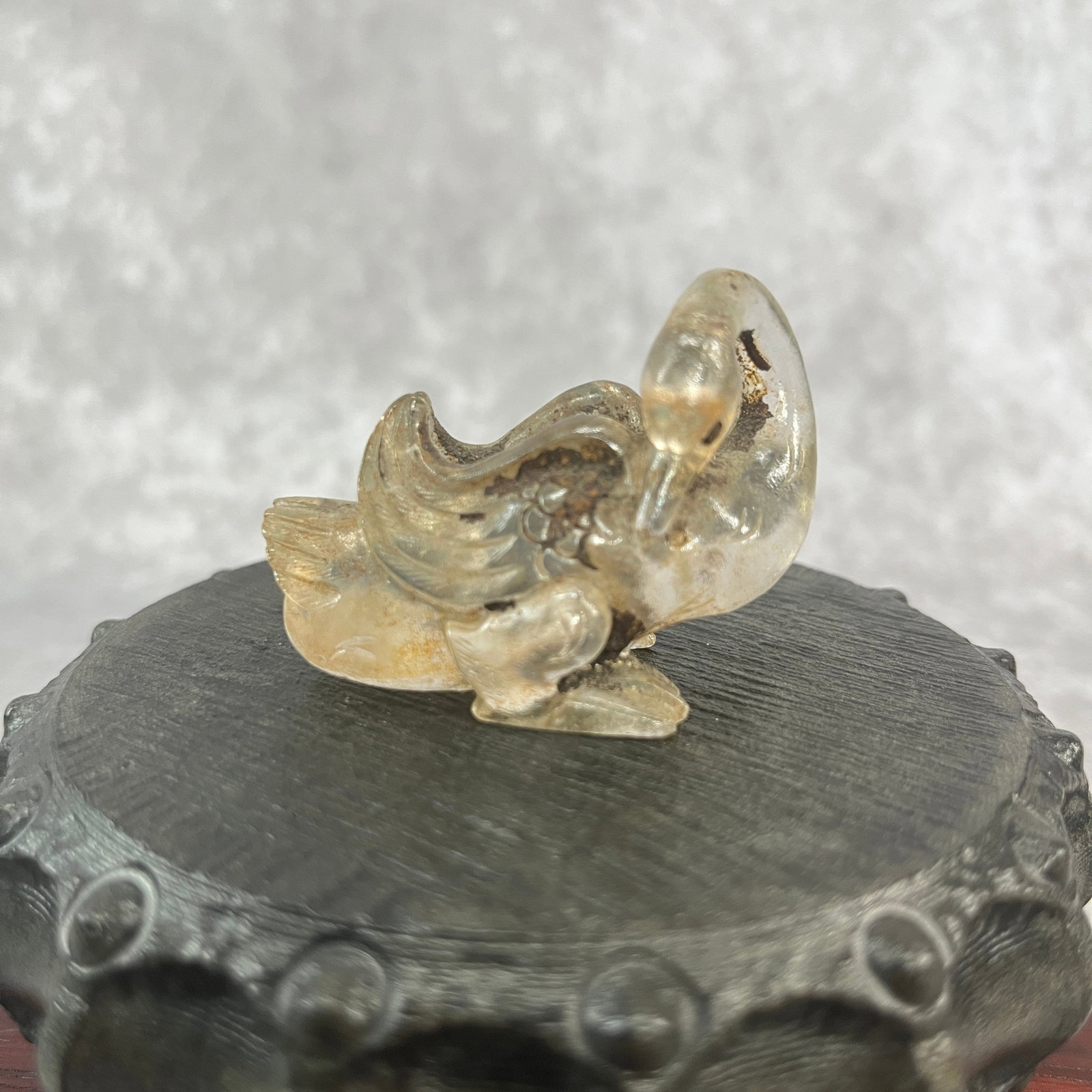 A FINE CLEAR QUARTZ GOOSE FIGURE: Modern; Long: 2.12 inch; Width:1.3 inch; Heigh: 1.19 inch; Woodbase for picture and display only