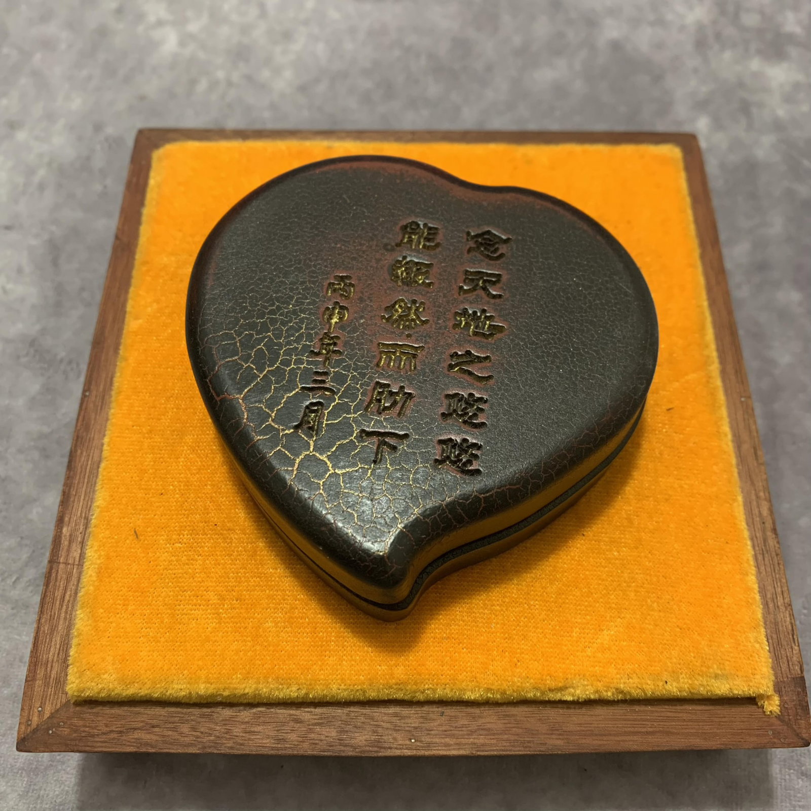A FINE HEART SHAPED STONK INK BED WITH WOOD BOX: Modern, Long: 1.2 inch;Width: 3.9 inch;High: 3.9 inch; Woodbase for picture and display only