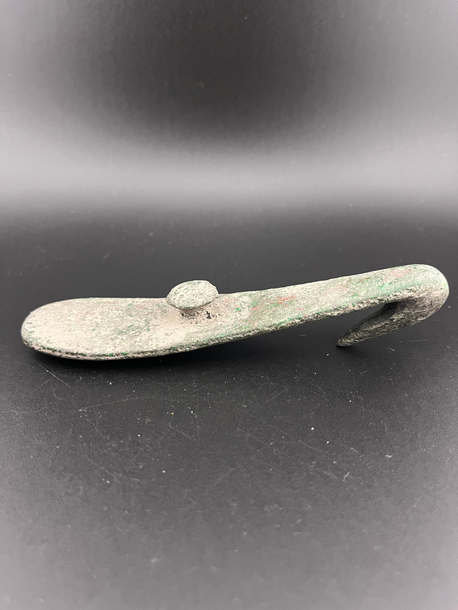 A FINE SILVER INLAYED BRONZE GARMENT HOOK - 7