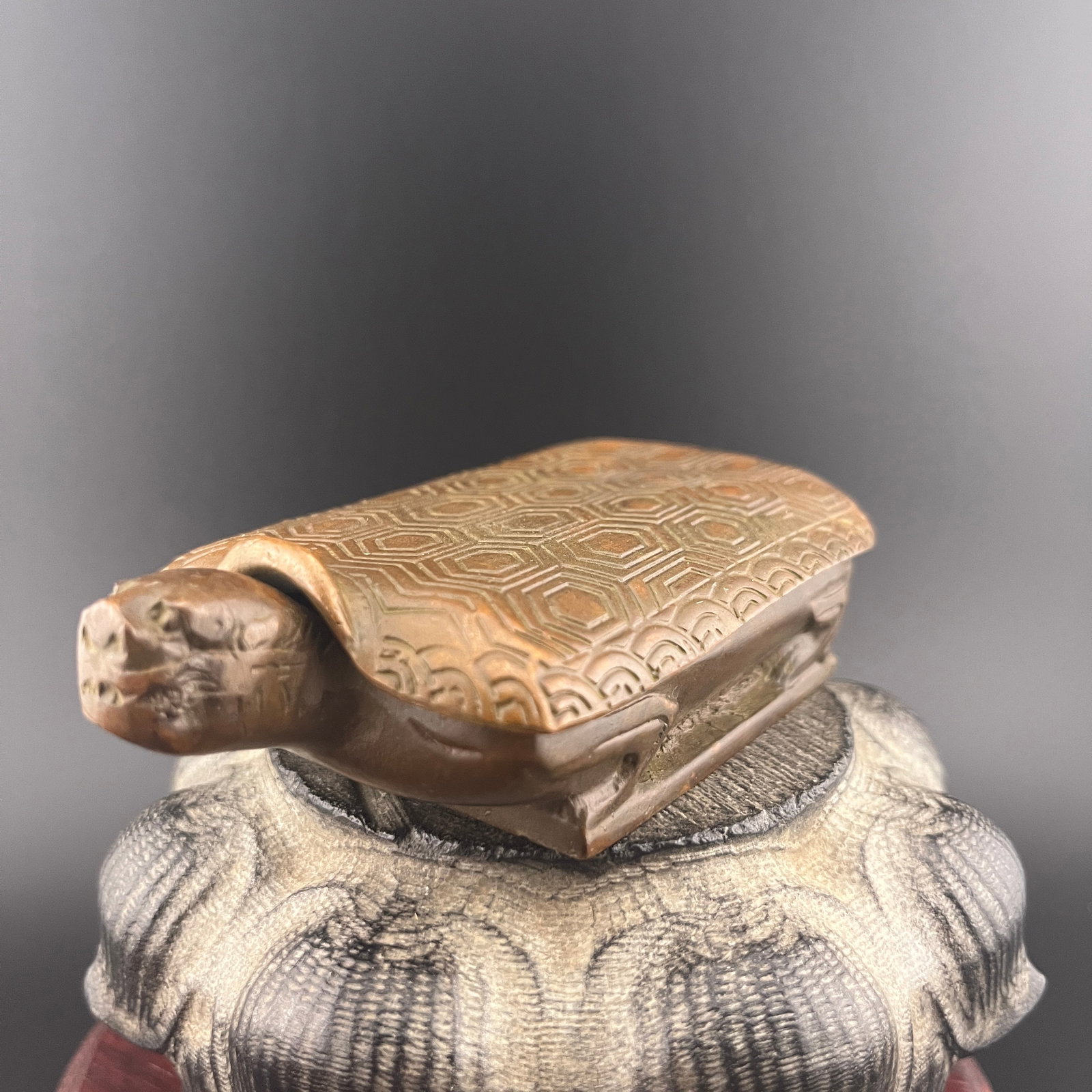 A SMALL BRONZE TORTOISE BOX (1 of 6)