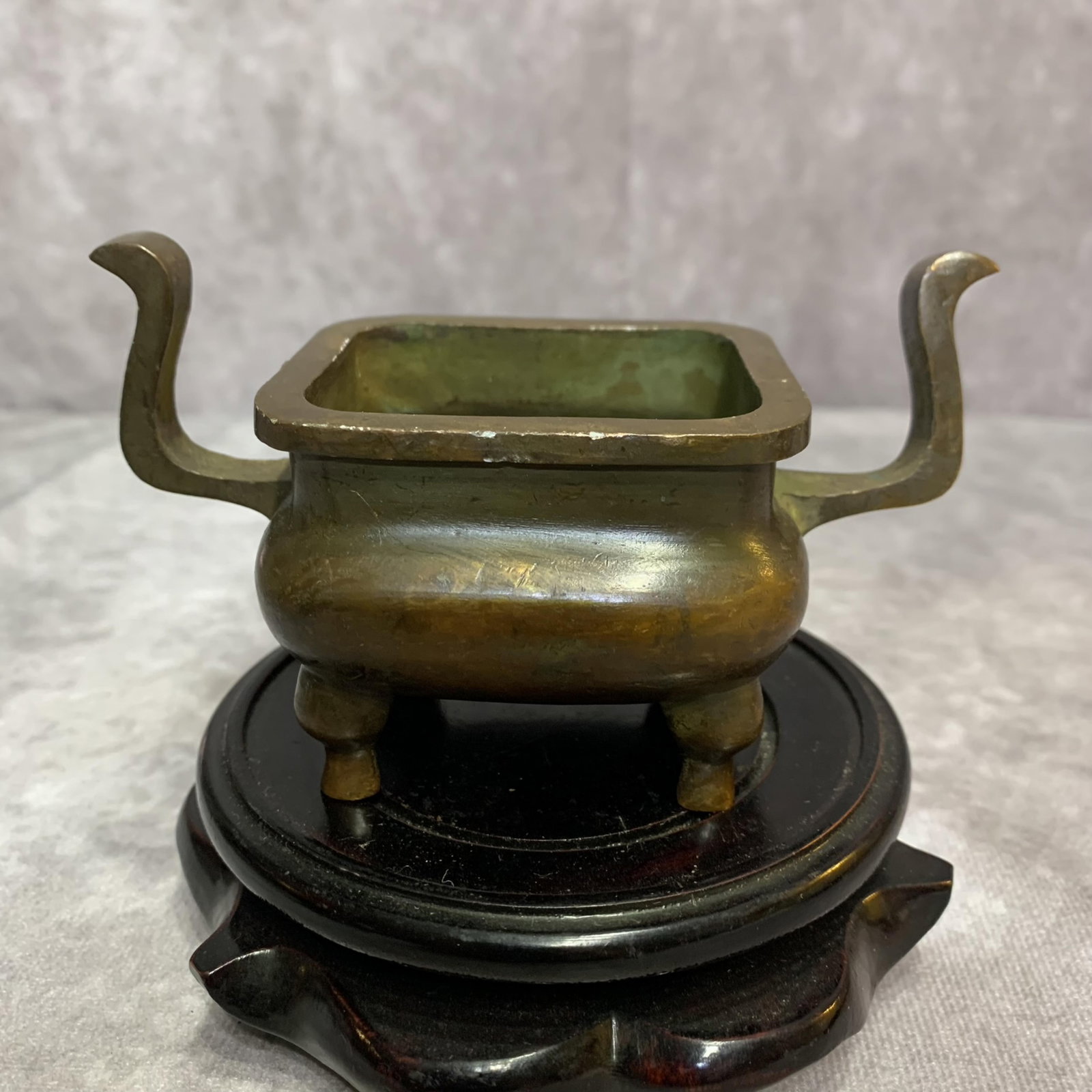 A FINE SQUARE SHAPE HIGH EAR BRONZE CENSER: Qing Dynasty; High: 2.0 inch; Width: 4.4 inch; Diameter: 2.6 inch; Woodbase for picture and display only