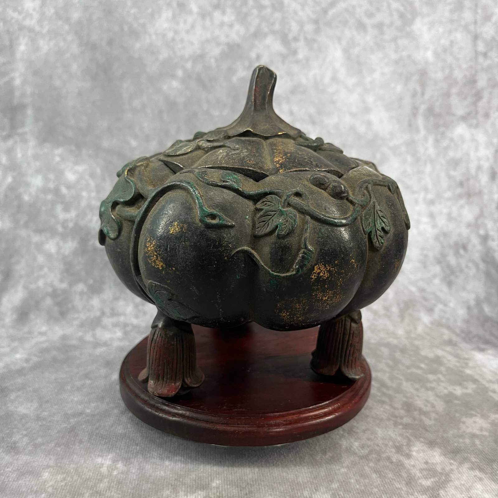 A FINE PEACH OF IMMORTALITY STYLE INCENSE BURNER: 20th Century; Heigh: 6.2 inch; Diameter: 5.9 inch; Woodbase for picture and display only