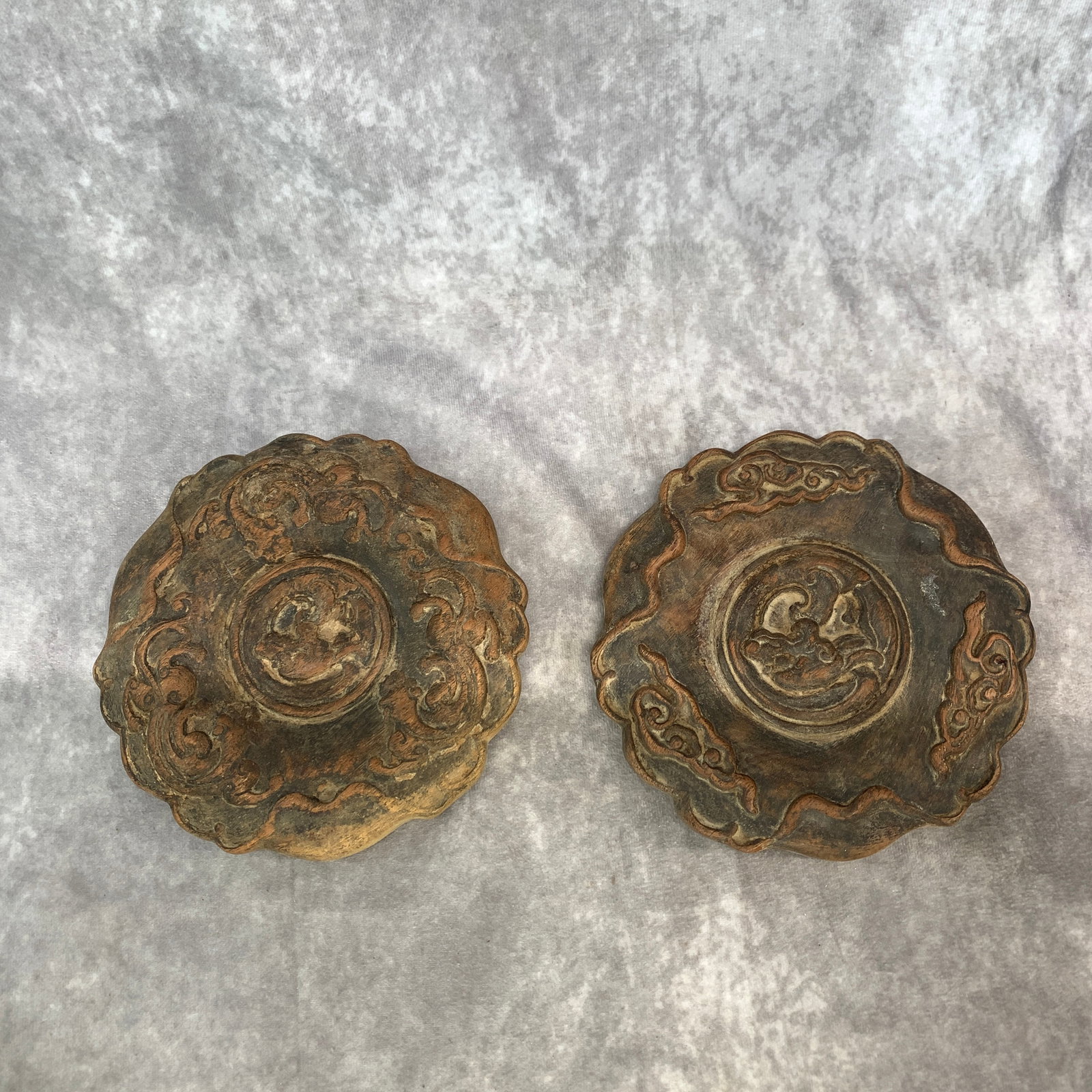 PAIR OF ROSEWOOD MADE BASE: Modern; Heigh: 1.1 inch; Diameter: 7.3 inch; Woodbase for picture and display only