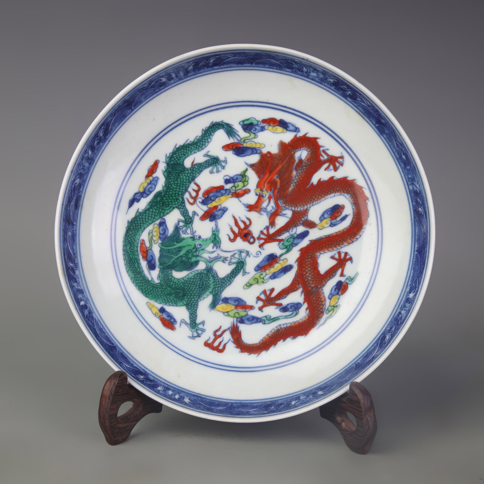 A FINE WU CAI GLAZED DRAGON PATTERN PORCELAIN PLATE: Qing Dynasty Yong Zheng Period; Diameter: 7.8 inch; Woodbase for picture and display only