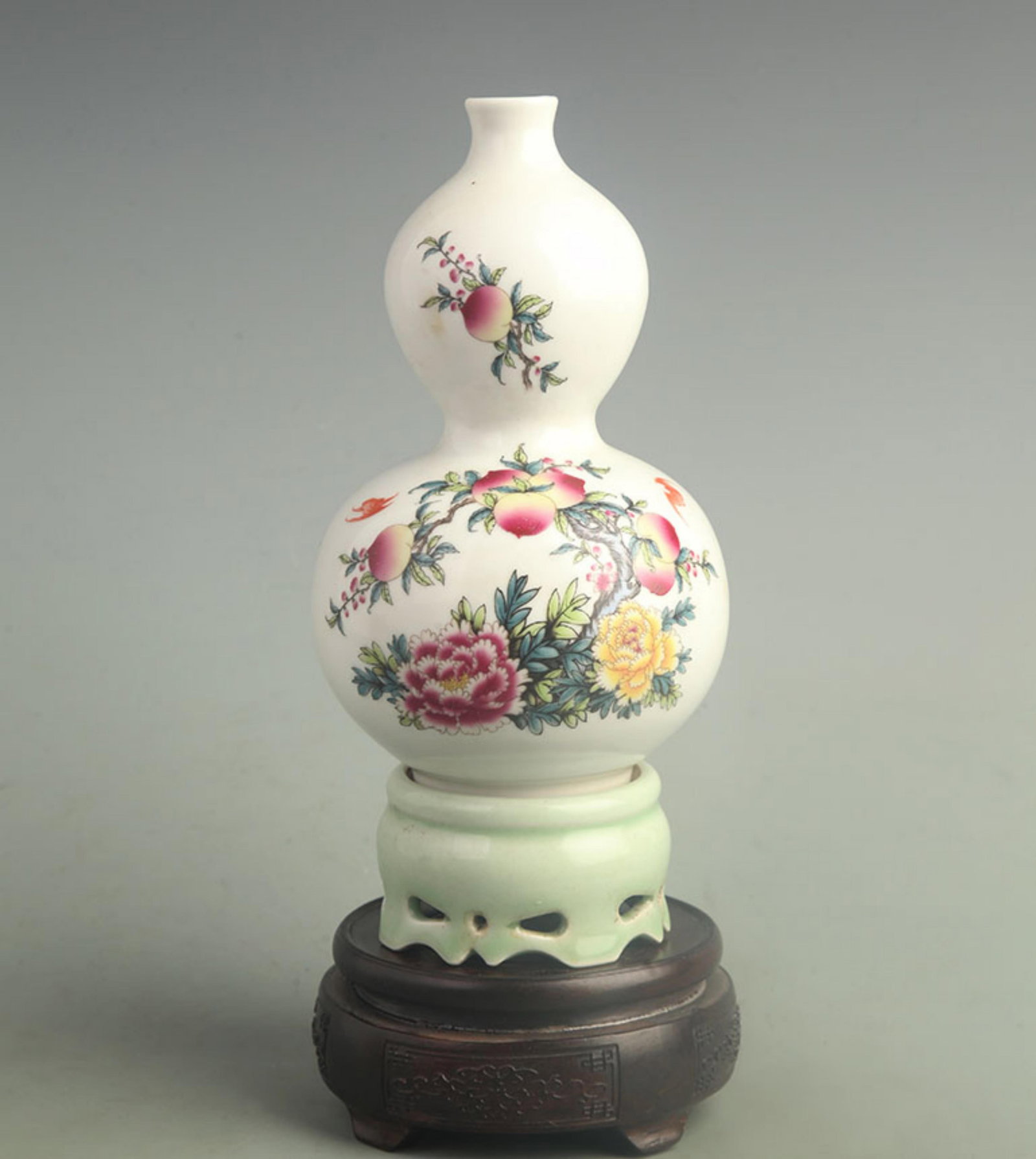 FAMILLE ROSE GOURD VASE WITH LONGEVITY AND PROSPERITY MOTIFS: Qing Dynasty; High: 9.50 inch; Width: 4.20 inch; Woodbase for picture and display only