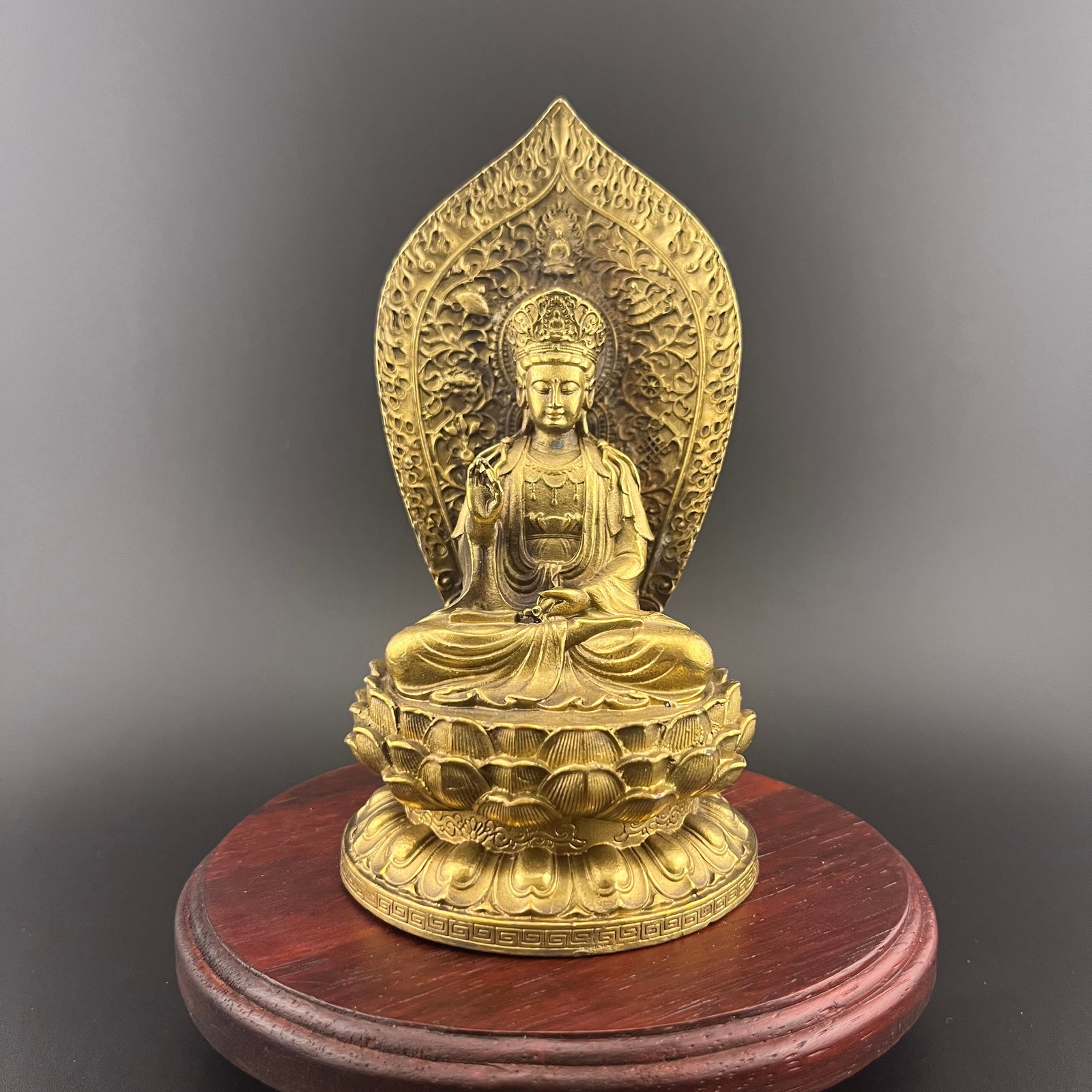A FINE BRONZE GUANYIN STATUE WITH FLAME HALO (1 of 7)