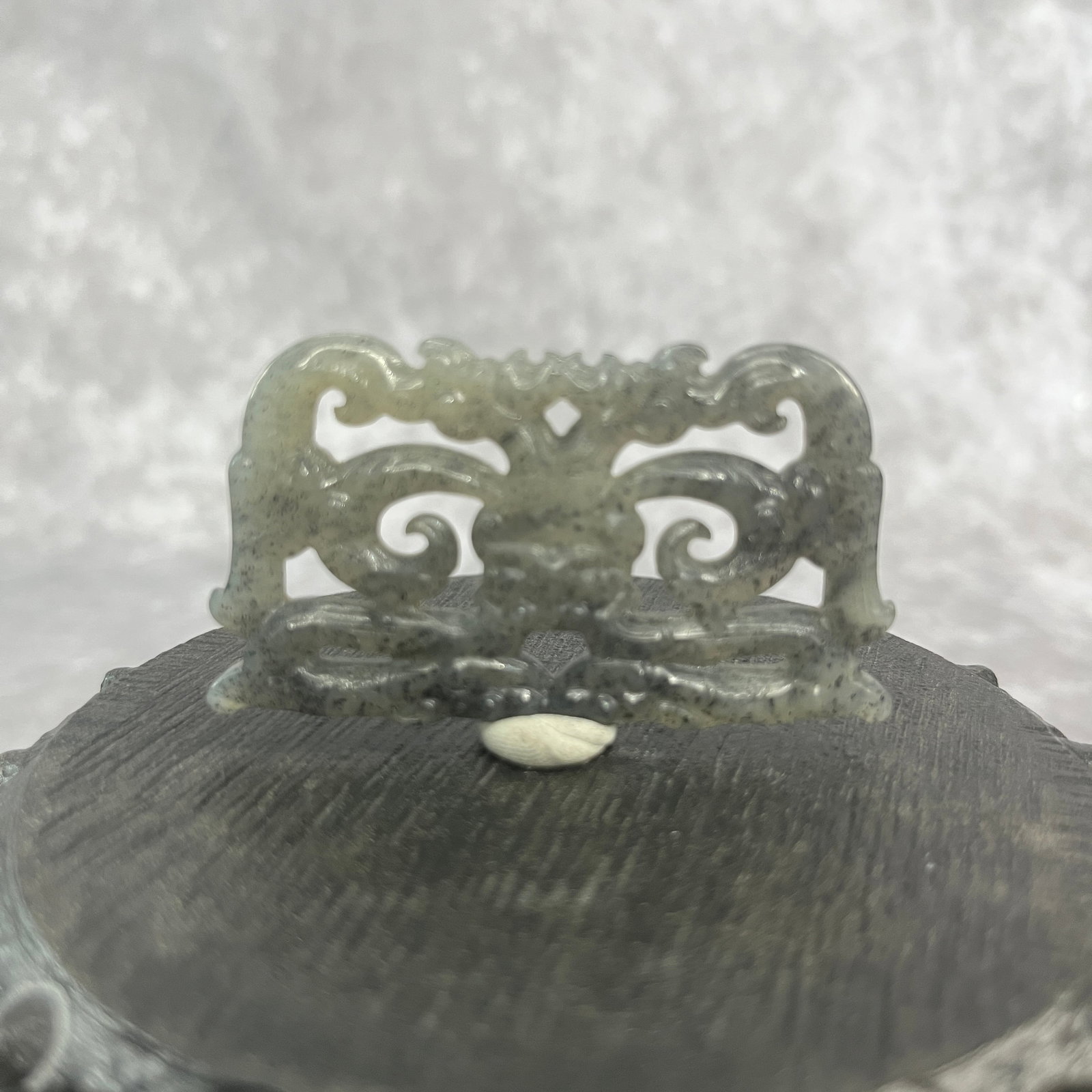 A FINE DOUBLE DRAGON JADE PLAQUE (1 of 5)