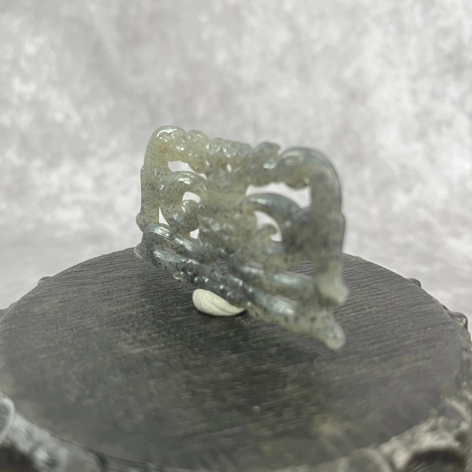 A FINE DOUBLE DRAGON JADE PLAQUE - 2