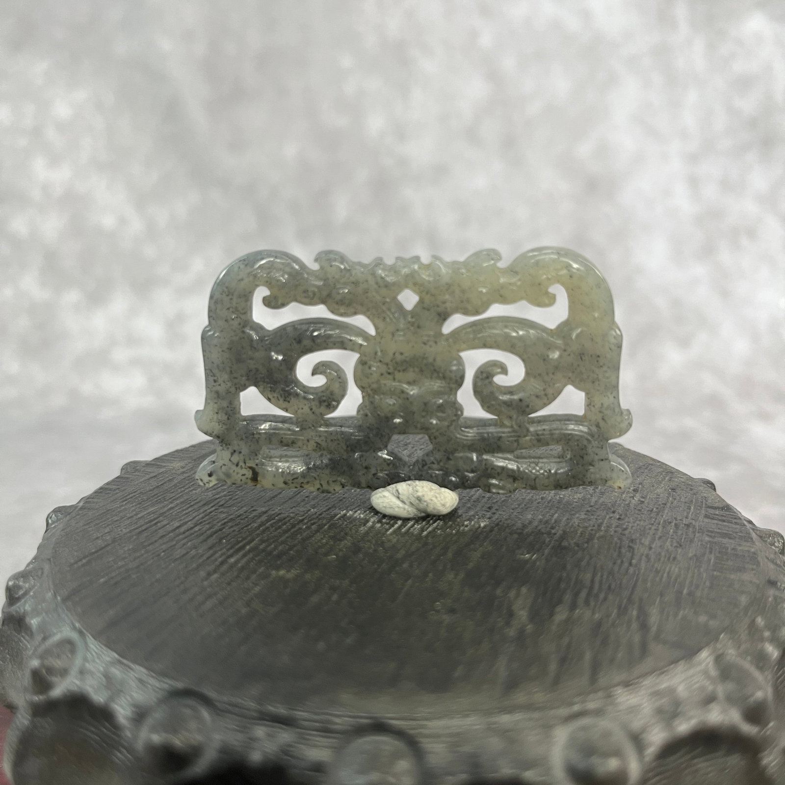 A FINE DOUBLE DRAGON JADE PLAQUE - 4