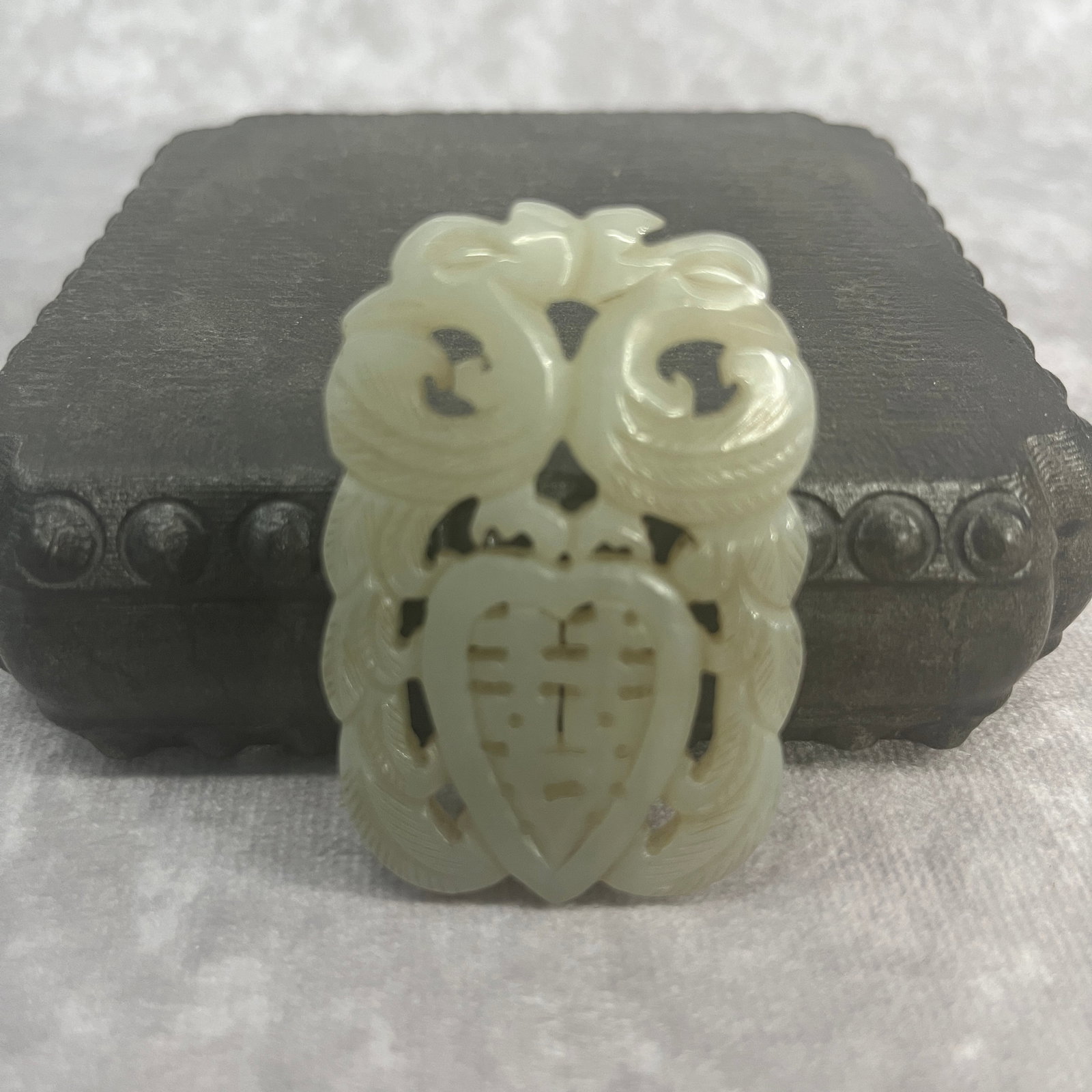A FINE HETIAN JADE PENDANT WITH DOUBLE PHONIEX PATTERN: Qing Dynasty; Long: 2.28 inch; Width: 1.55 inch; High: 0.18 inch; Woodbase for picture and display only