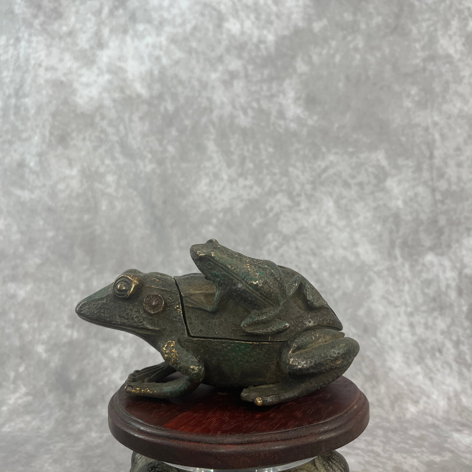 A FINE BRONZE FROG AND BABY FROG STYLE INCENSE BURNER (1 of 6)