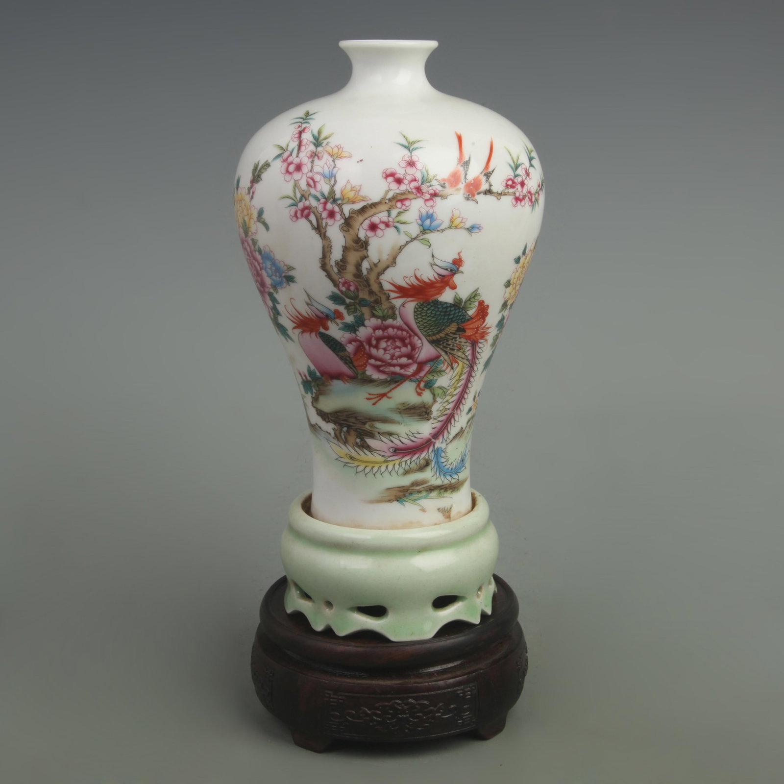 FAMILLE-ROSE FLOWER AND BIRD PATTERN ROTATING PORCELAIN VASE: Qing Dynasty; High: 9.8 inch; Width: 5.3 inch. Wooden base for picture and display only.