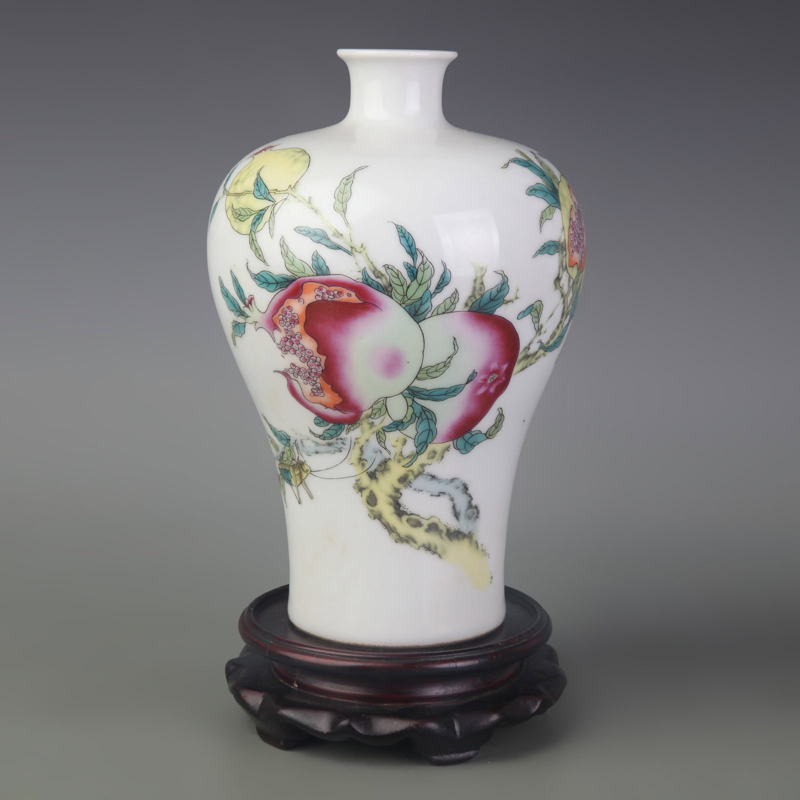 A FINE "THREE ABUDANCES" POMEGRANATE MOTIF FAMILLE ROSE PORCELAIN VASE (1 of 5)