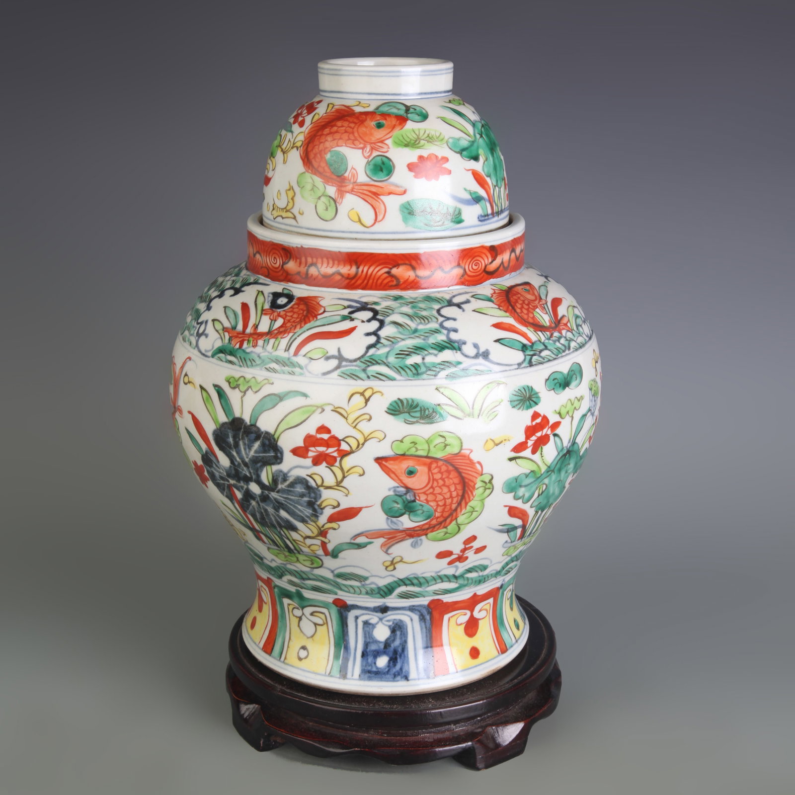 WUCAI COLOR FISH PATTERN PORCELAIN VASE LID: Qing Dynasty Xian Feng Period; Diameter: 5.2 inch; High: 11.5 inch; Wooden base for picture and display only.