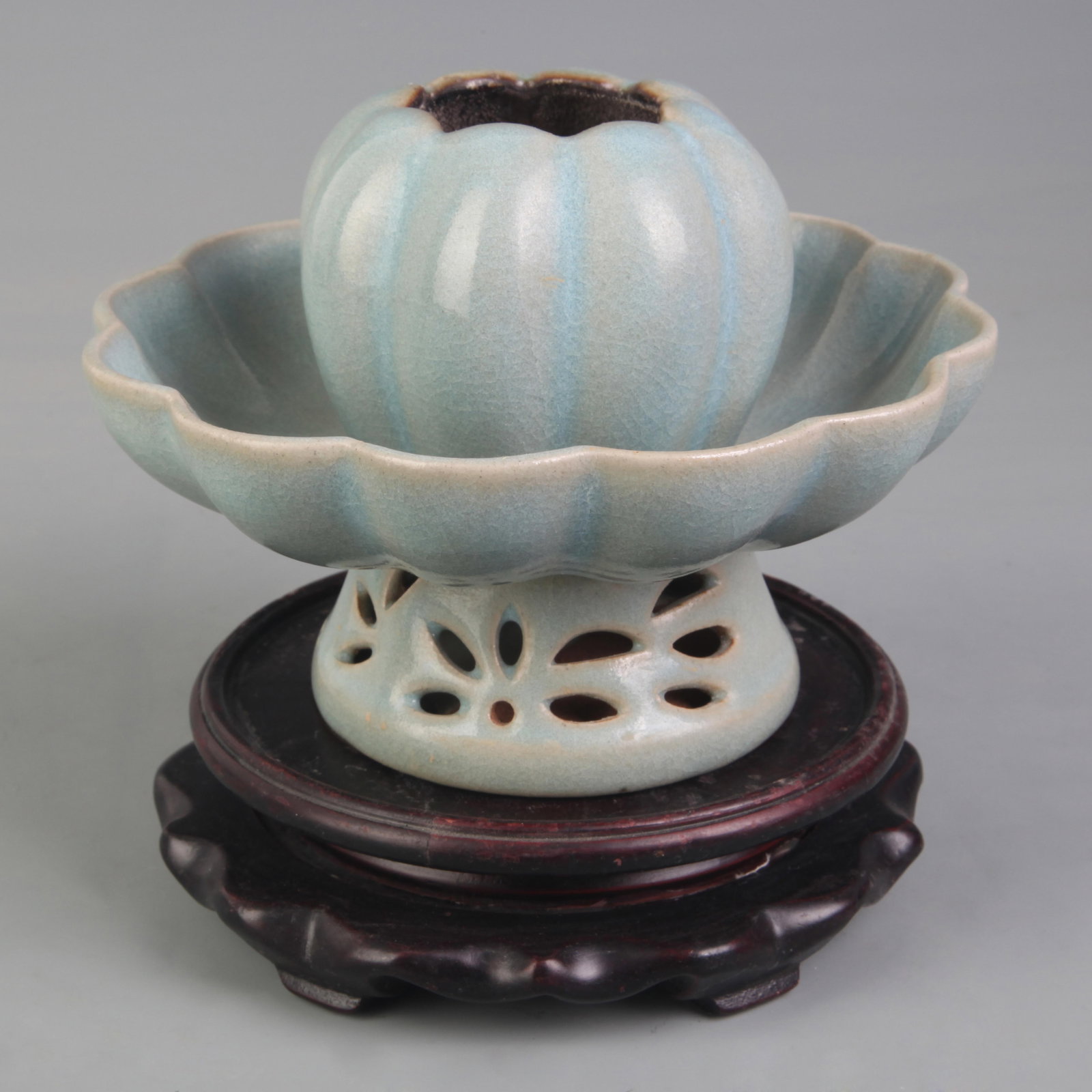 A RU KILN FLOWER PATTERN PORCELAIN JAR: Ming Dynasty Style, High: 3.9 inch; Diameter:5.7 inch. Wooden base for picture and display only.