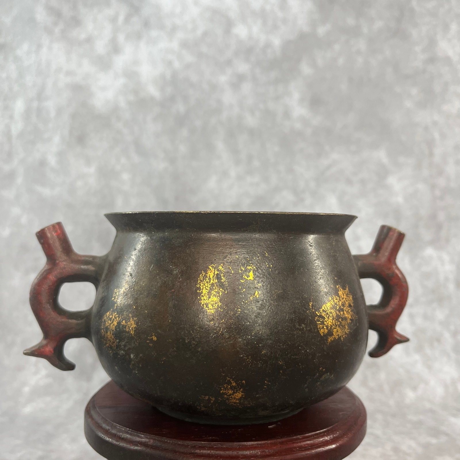 A FINE ROUND DOUBLE EAR FISH CENSE: Qing Dynasty; Long: 7.2 inch; Width: 5 inch; High: 3.4 inch. Wooden base for picture and display only.