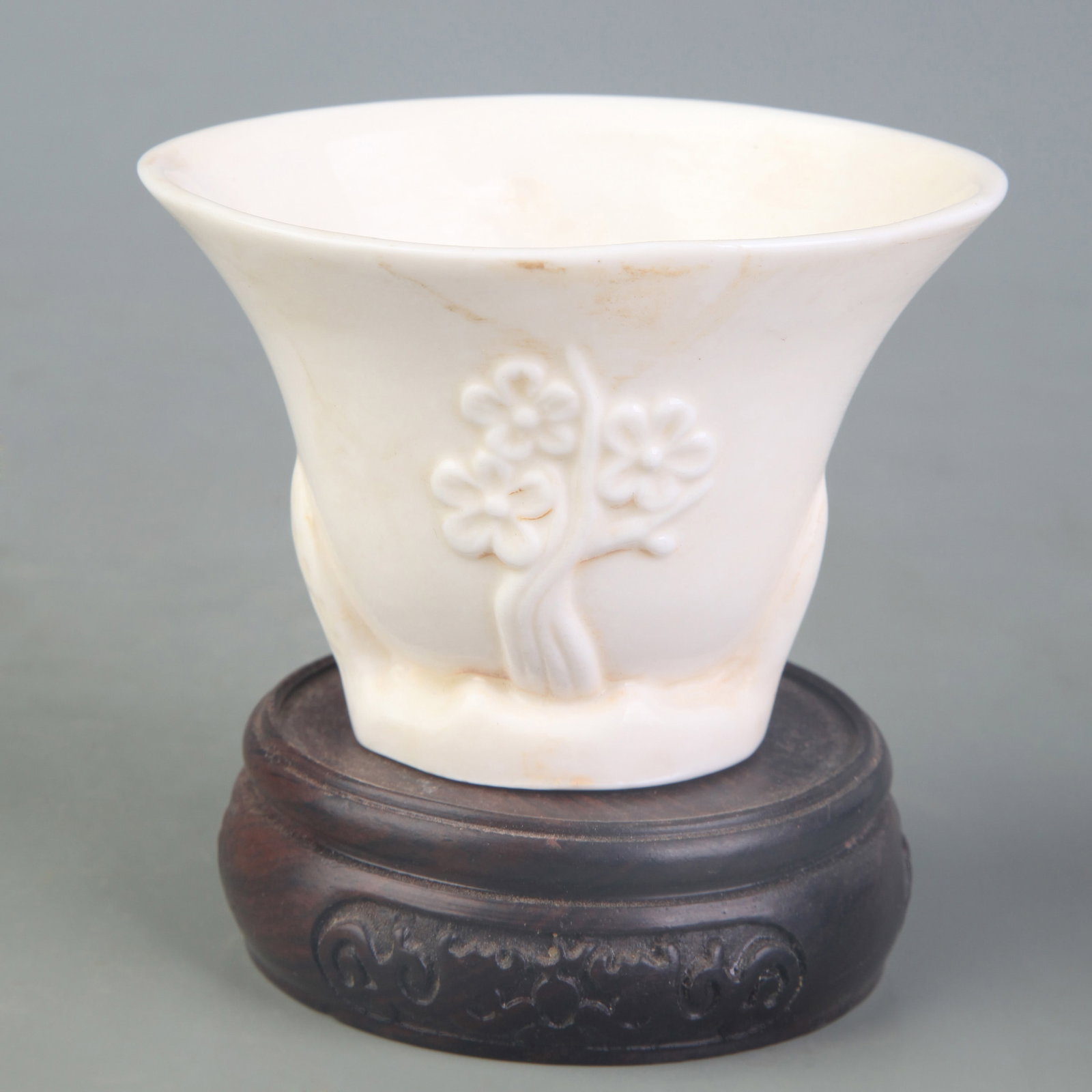 A FINE DEHUA WHITE PORCELAIN BLANC-DE-CHINE SMALL BOWL: Qing Dynasty; Long: 3.8 inch; High: 2.5 inch; Wooden base for picture and display only.