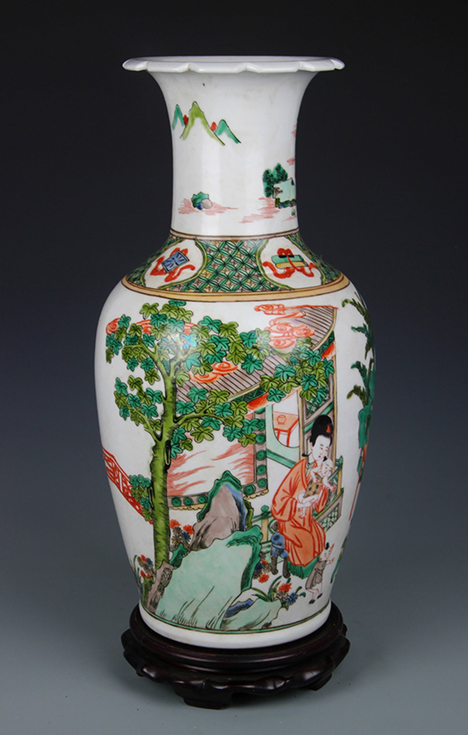 A FINE FAMILLE VERTE FIGURAL PATTERN PORCELAIN VASE: Qing Dynasty; High: 17.00 inch; Diameter: 6.25 inch; Wooden base for picture and display only.
