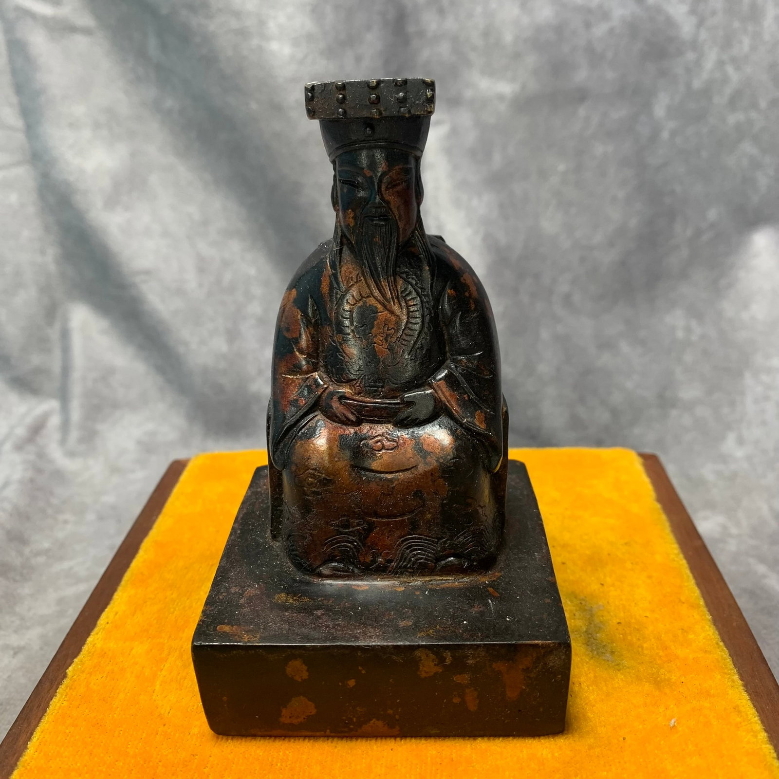 A LARGE BRONZE SEAL WITH IMMORTAL MOTIF (1 of 5)