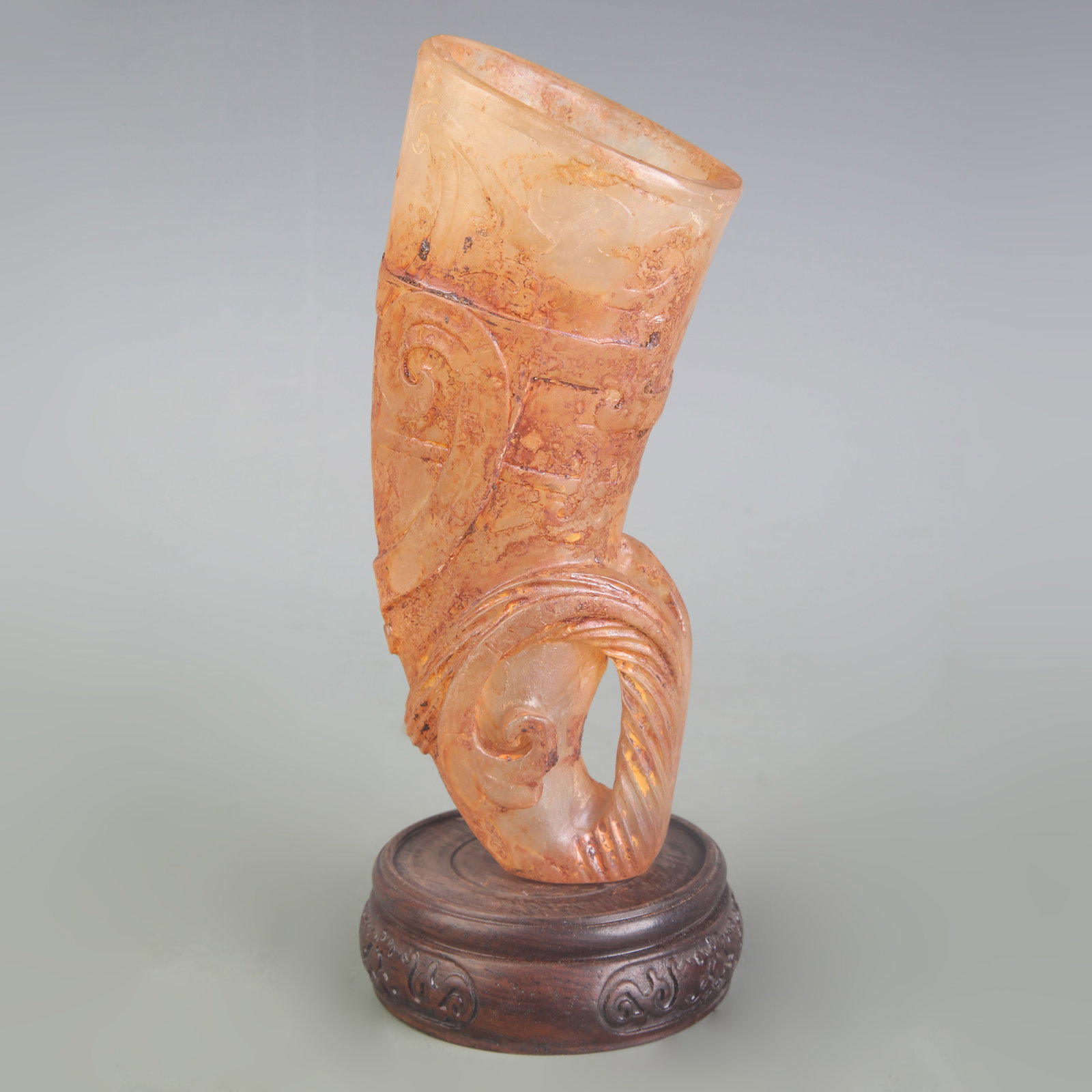 A FINE CRYSTAL MADE HORN SHAPED CUP (1 of 5)