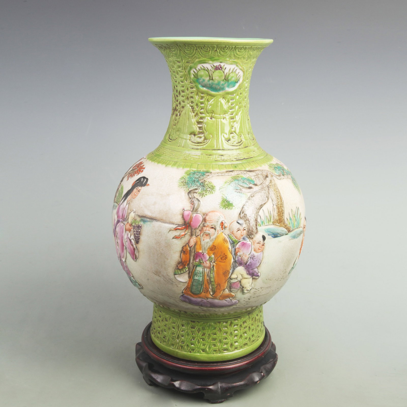 A FINE FAMILLE ROSE LONGEVITY GOD PATTERN PORCELAIN VASE: Qing Dynasty Qian Long Period, High: 14.8 inch; Width: 10.0 inch. Wooden base for picture and display only.