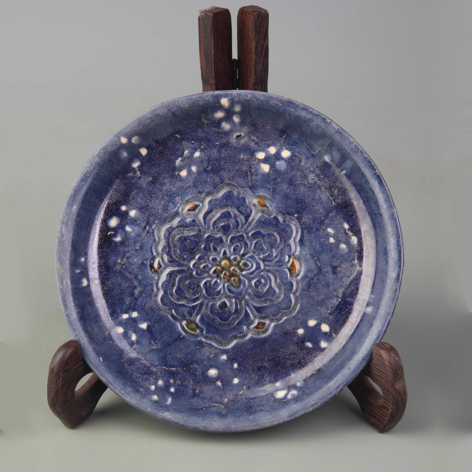 A FINE SANCAI COLOR PORCELAIN DISH: Tang Dynasty Style; Diameter: 5.5 inch; Wooden base for picture and display only.