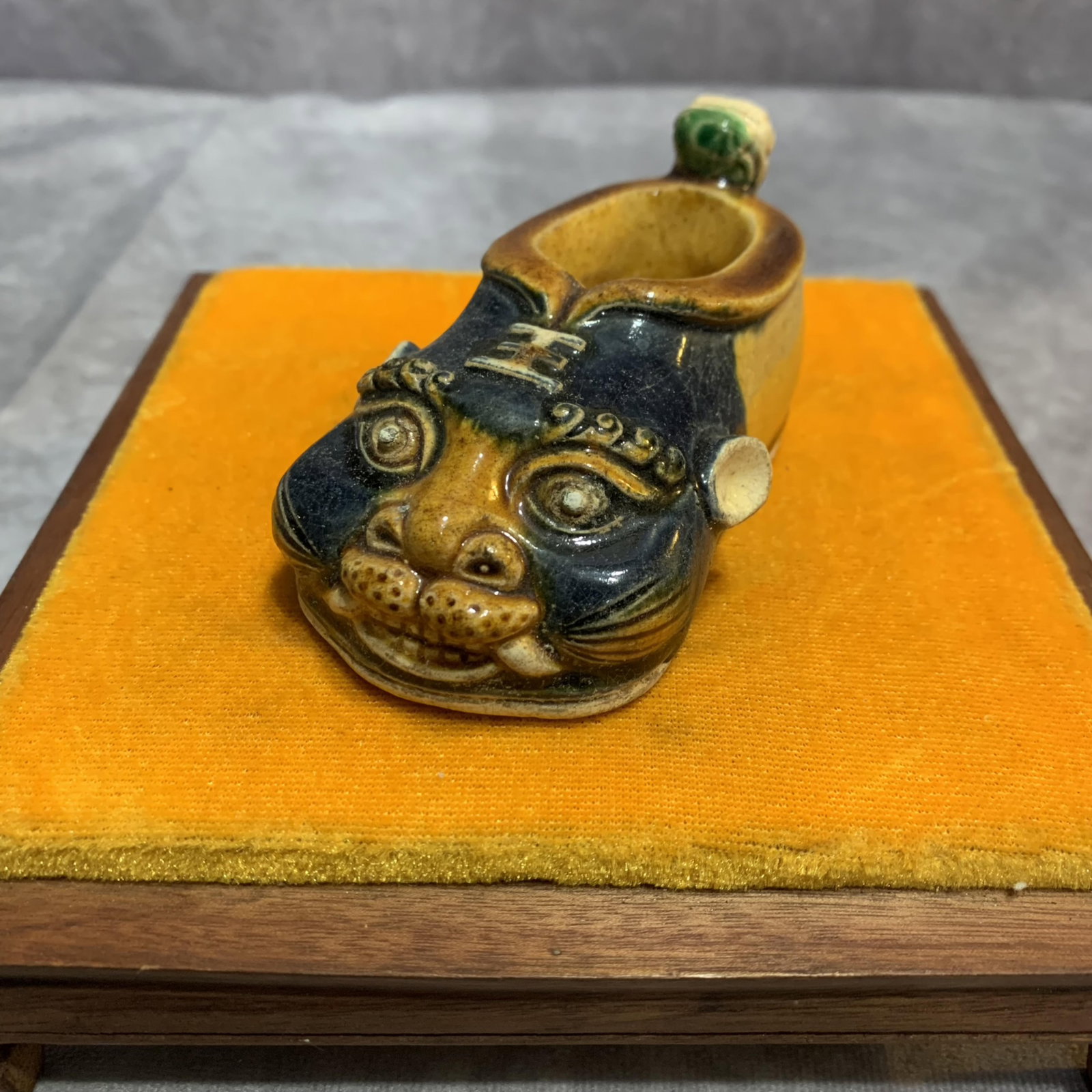 A FINE LION PATTERN THREE COLOR POTTERY SMALL VASE: Modern, Long: 3.8 inch; Width: 2.1 inch; High: 1.8 inch. Wooden base for picture and display only.