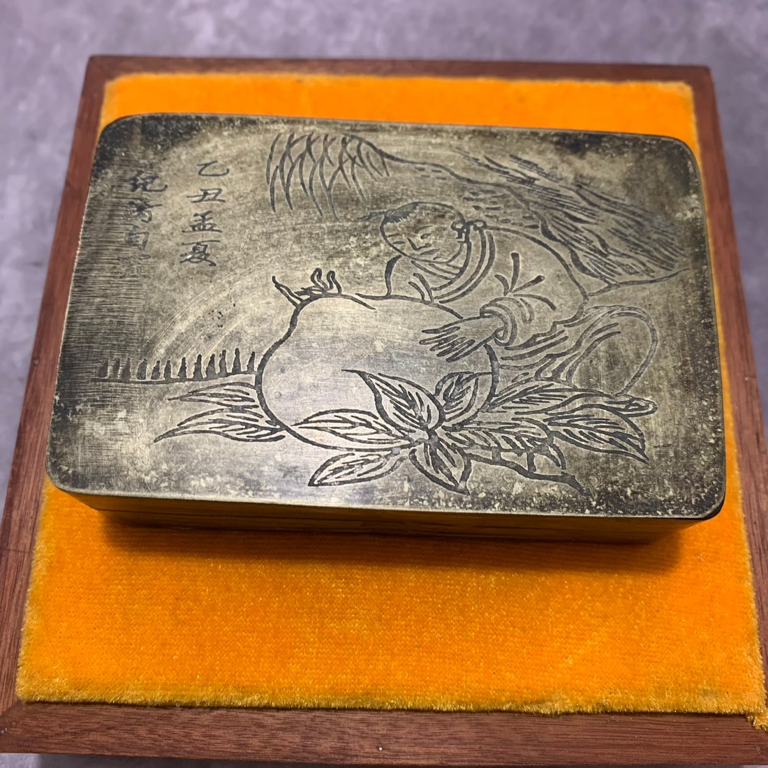 A FINELY CARVED BRONZE INK BOX: Republic Period; Long: 1.3 inch; Width: 3.0 inch; High: 4.5 inch; Wooden base for picture and display only.