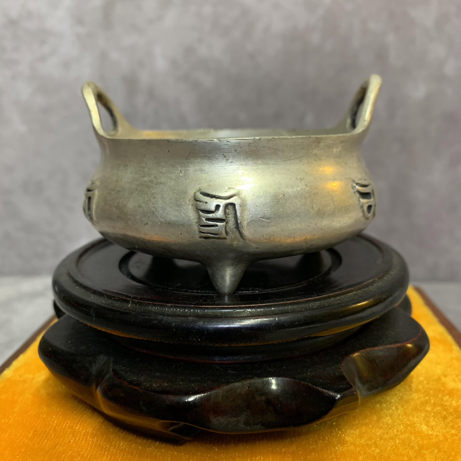 A FINE ROUND WHITE BRONZE SMALL CENSER: 20th Century; High: 2.0 inch; Diameter: 3.2 inch. Wooden base for picture and display only.