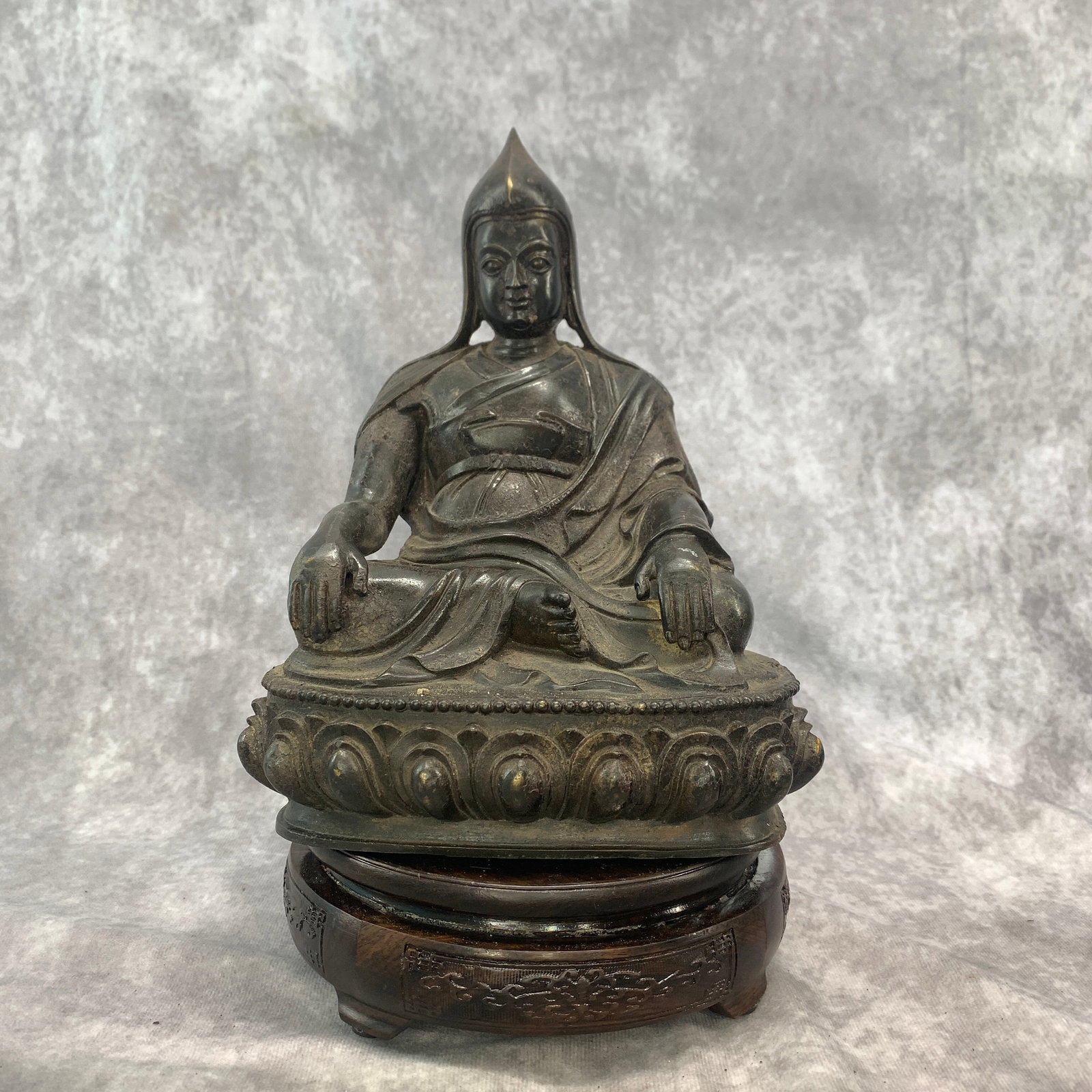 A FINE BRONZE TIBETAN BUDDHIST MASTER STATUE (1 of 5)