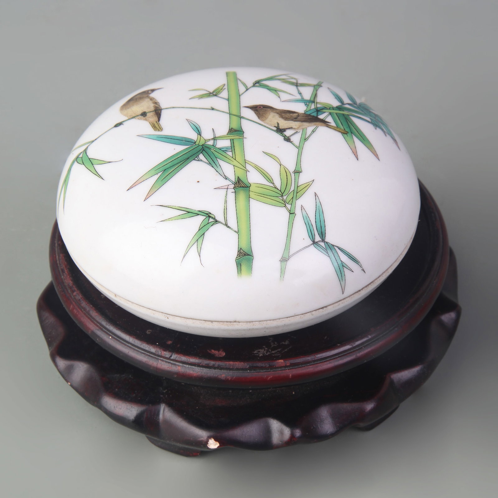 FAMILLE ROSE FLORAL DESIGN PORCELAIN INK BOX: Qing Dynasty; Diameter: 4.1 inch; High: 1.7 inch; Wooden base for picture and display only.