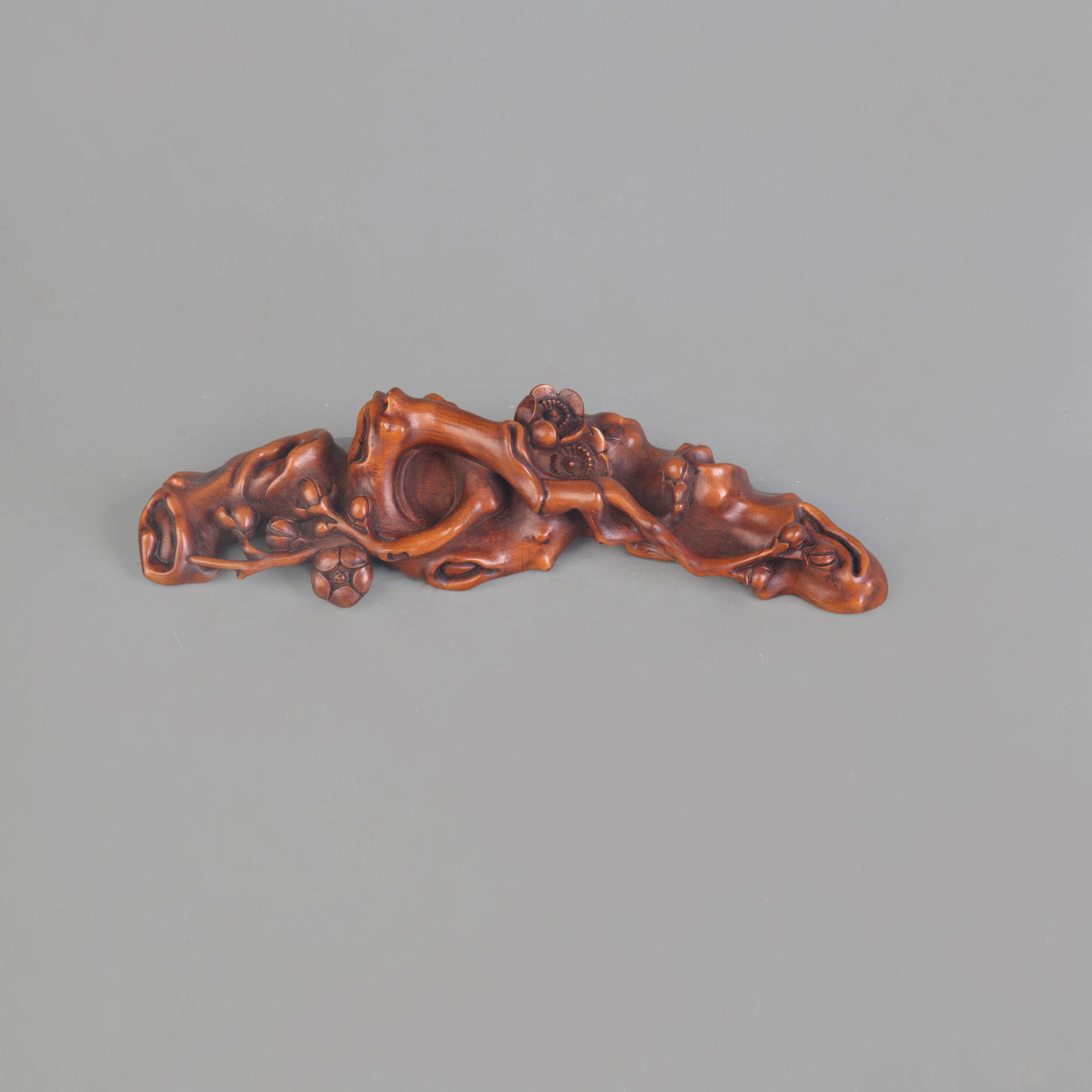 A FINE BOXWOOD MADE PEN STAND: Qing Dynasty; Long: 7.2 inch. Wooden base for picture and display only.