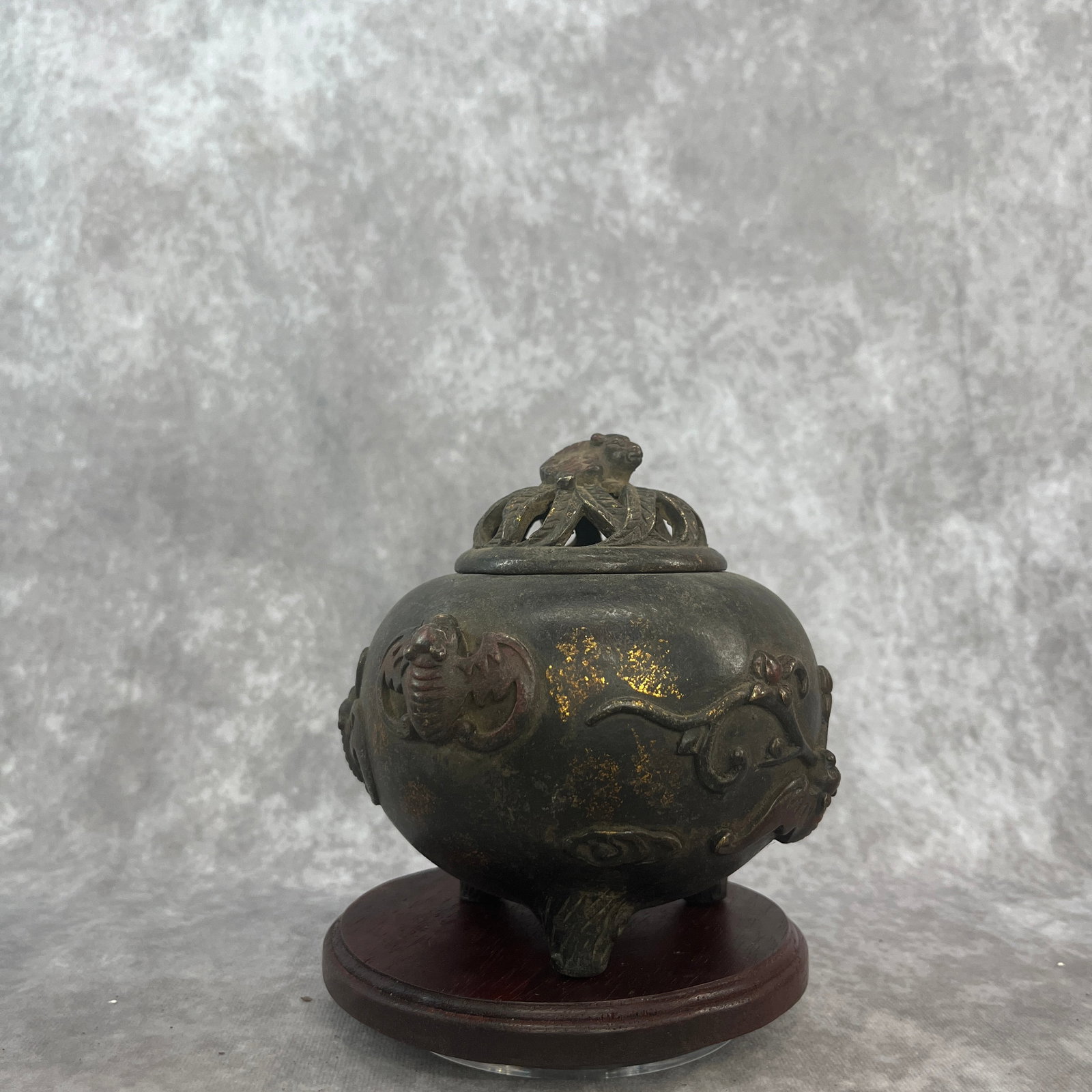 A FINE WU FU (FIVE BATS) PATTERN BRONZE INCENSE BURNER - 2