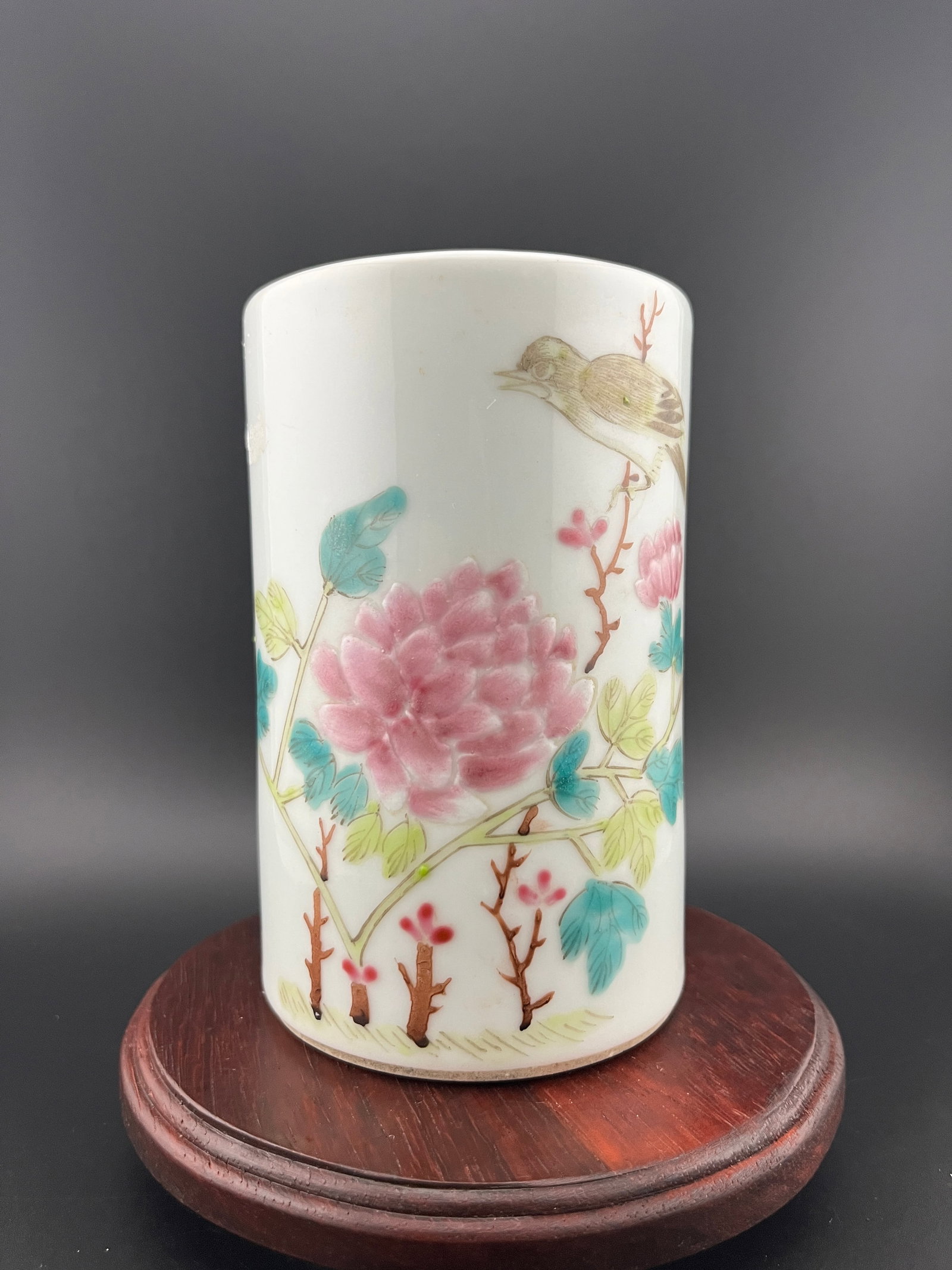 A FINE FAMILLE ROSE SMALL PORCELAIN BRUSH HOLDER (1 of 6)